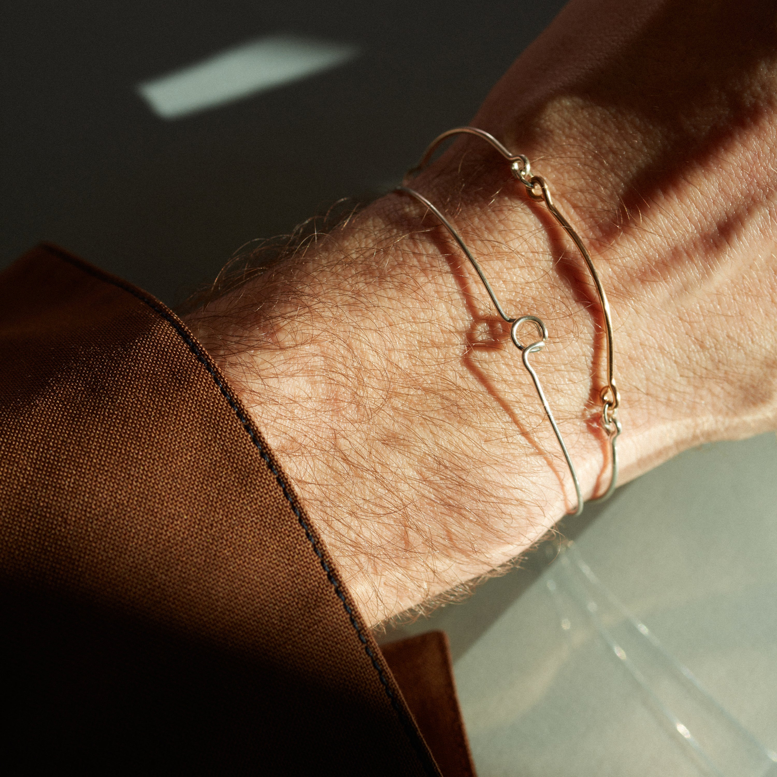 Vue détail de l'initiale en fil d'argent façonné artisanalement