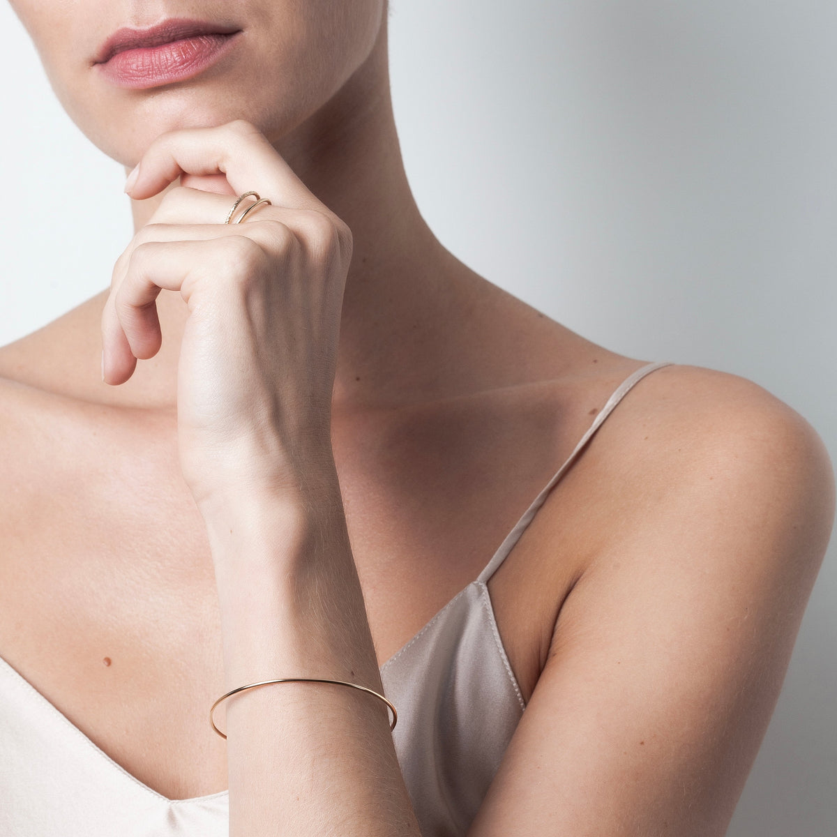 Seitenansicht des vergoldeten Armbands Nude Pure
