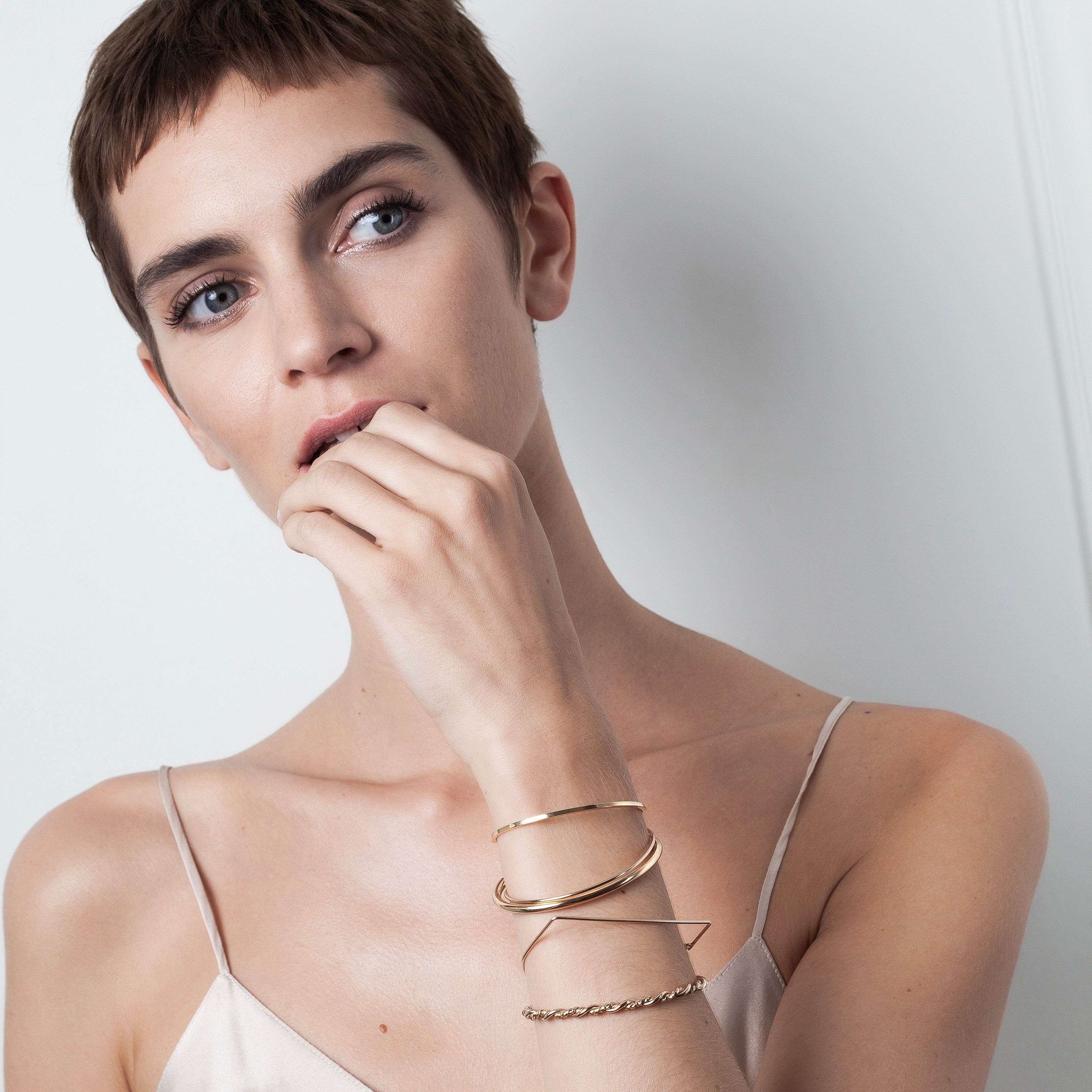 Bracelet O Pure — détail du fil métallique, or jaune 18K