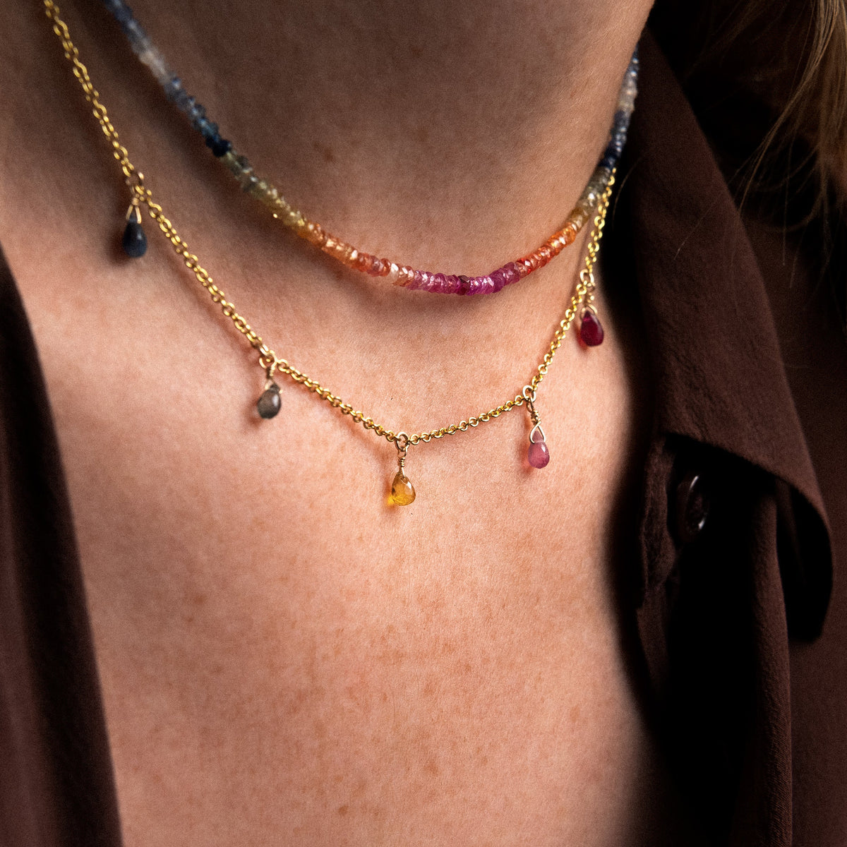 Collana Girocollo Rivière con zaffiro arcobaleno, portata al collo