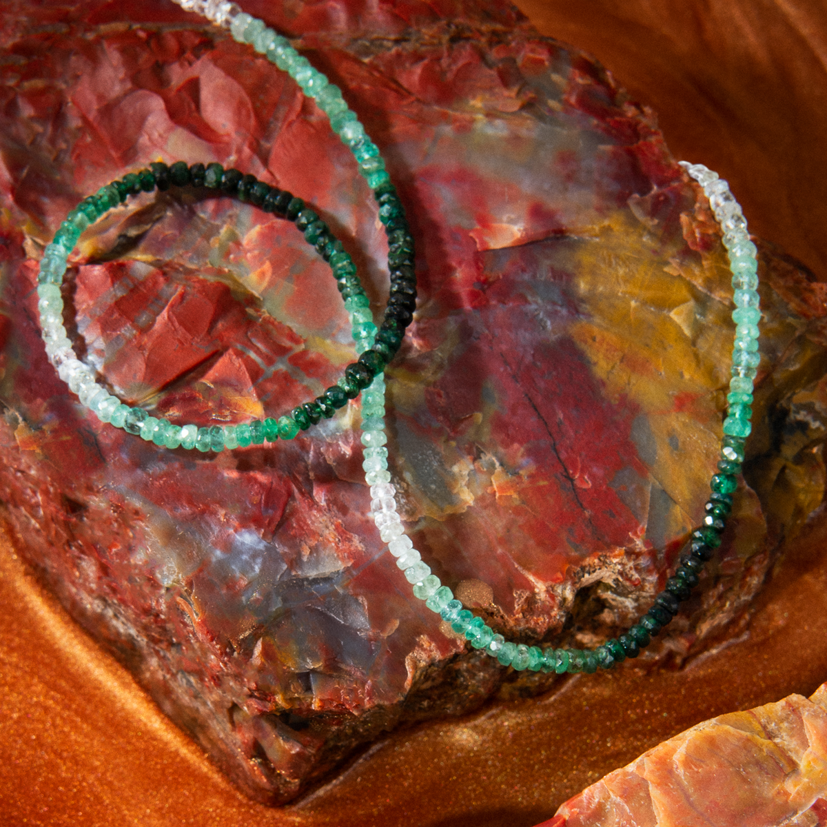 Dettaglio della modellatura a mano su Collana Girocollo Rivière con smeraldo