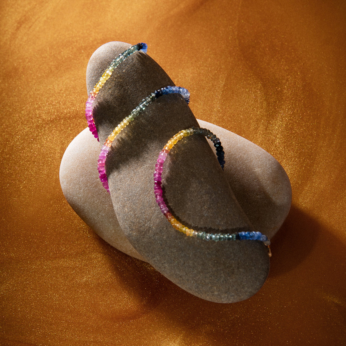 Dettaglio della modellatura a mano su Collana Girocollo Rivière con zaffiro arcobaleno