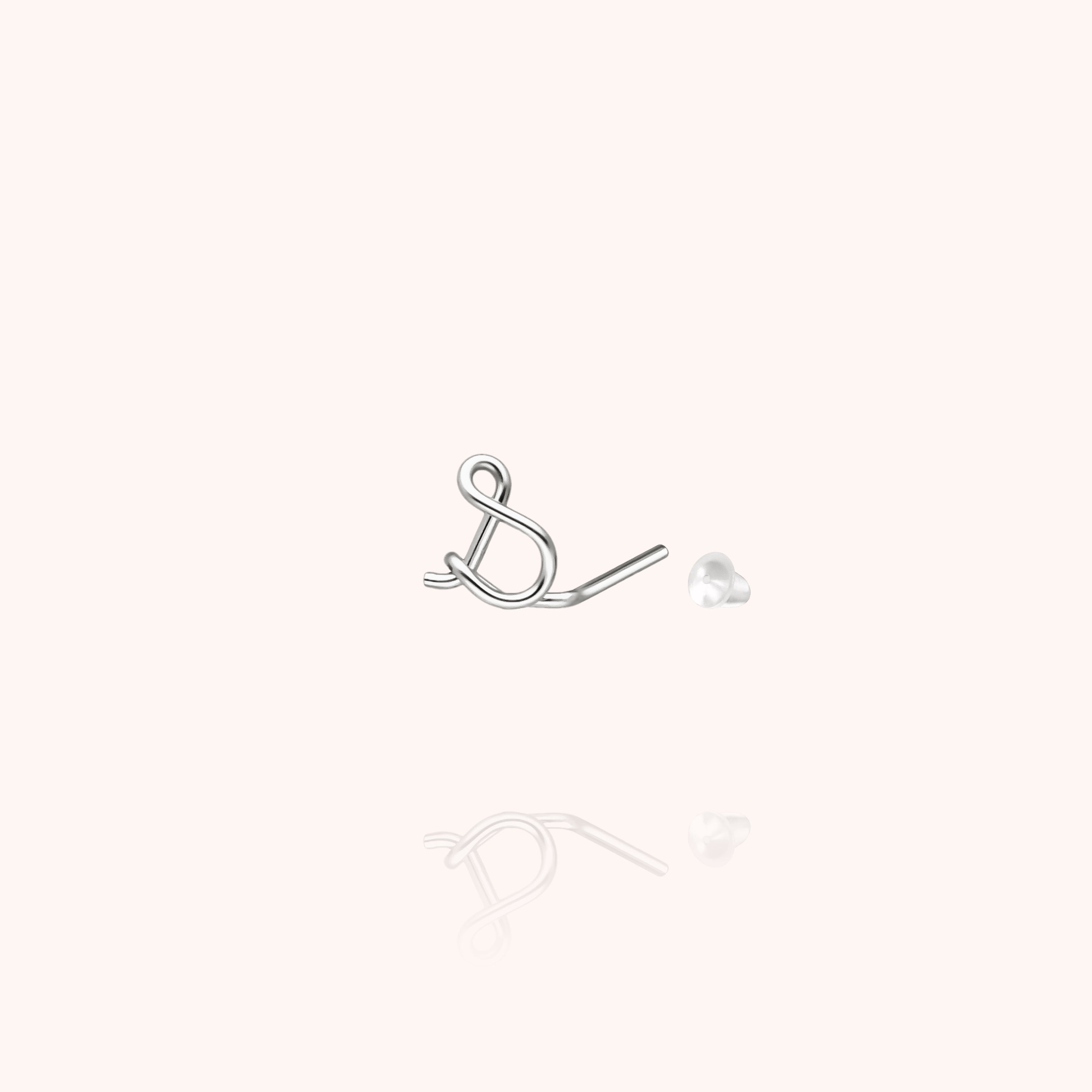 Puce d'Oreille Originale Initiale porté à l'oreille — qualité artisanale garantie