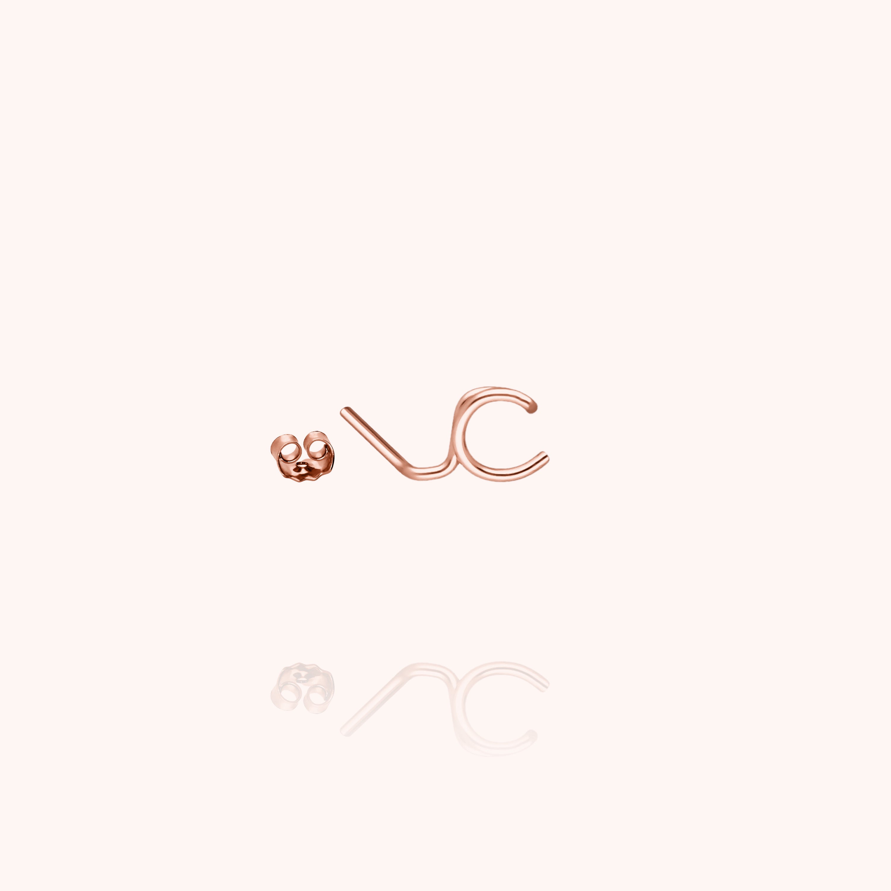 Puce d'Oreille Originale Initiale porté à l'oreille — qualité artisanale garantie