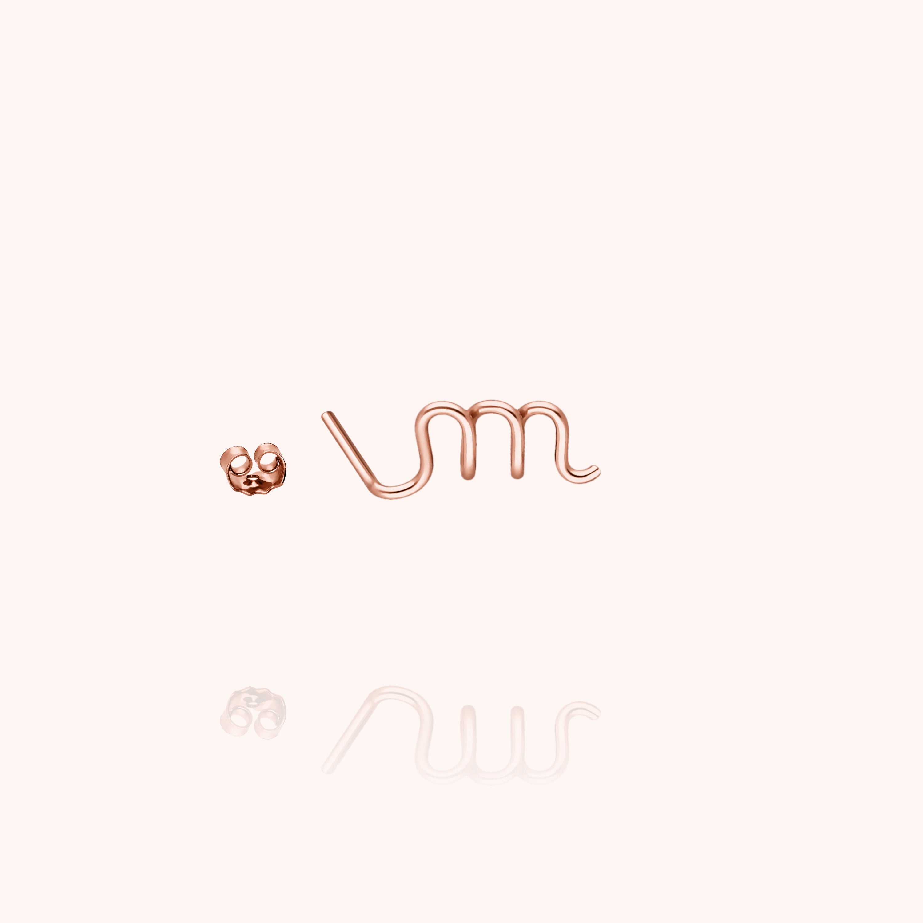 Puce d'Oreille Originale Initiale porté à l'oreille — qualité artisanale garantie