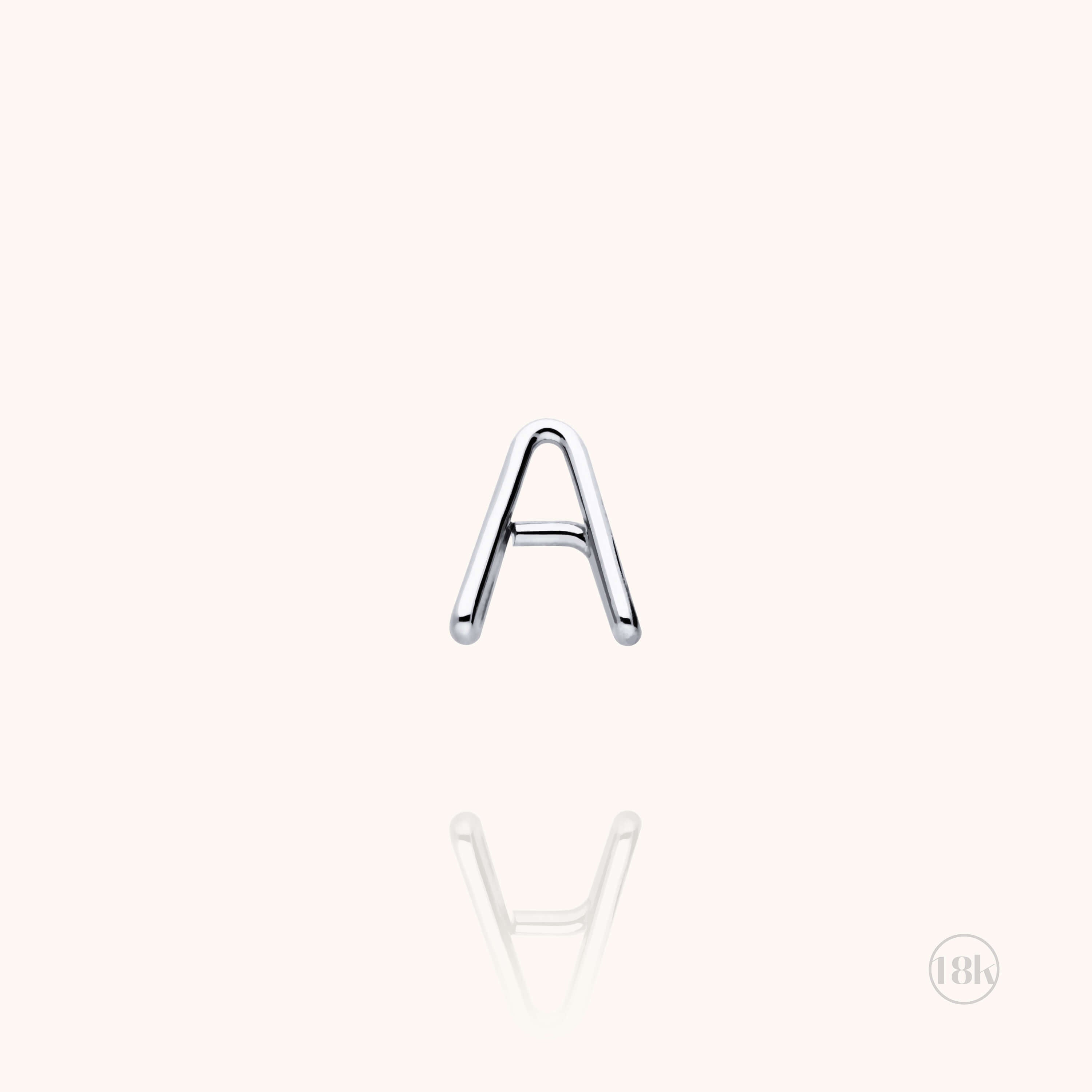 Puce d'Oreille Capitale Initiale porté à l'oreille — or blanc 18K livraison express sécurisée