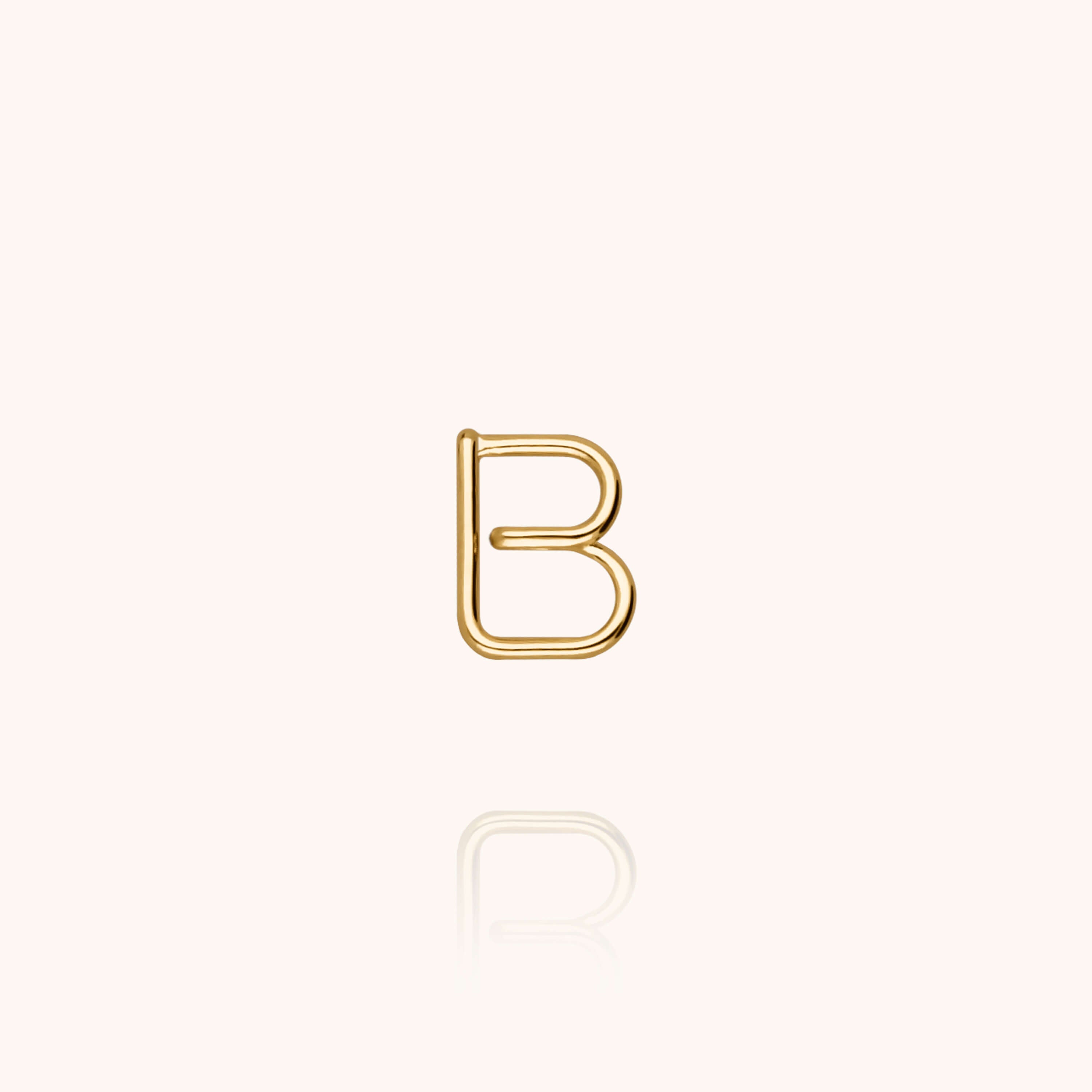 Puce d'Oreille Capitale Initiale en or jaune laminé — bijou fait main Atelier Paulin