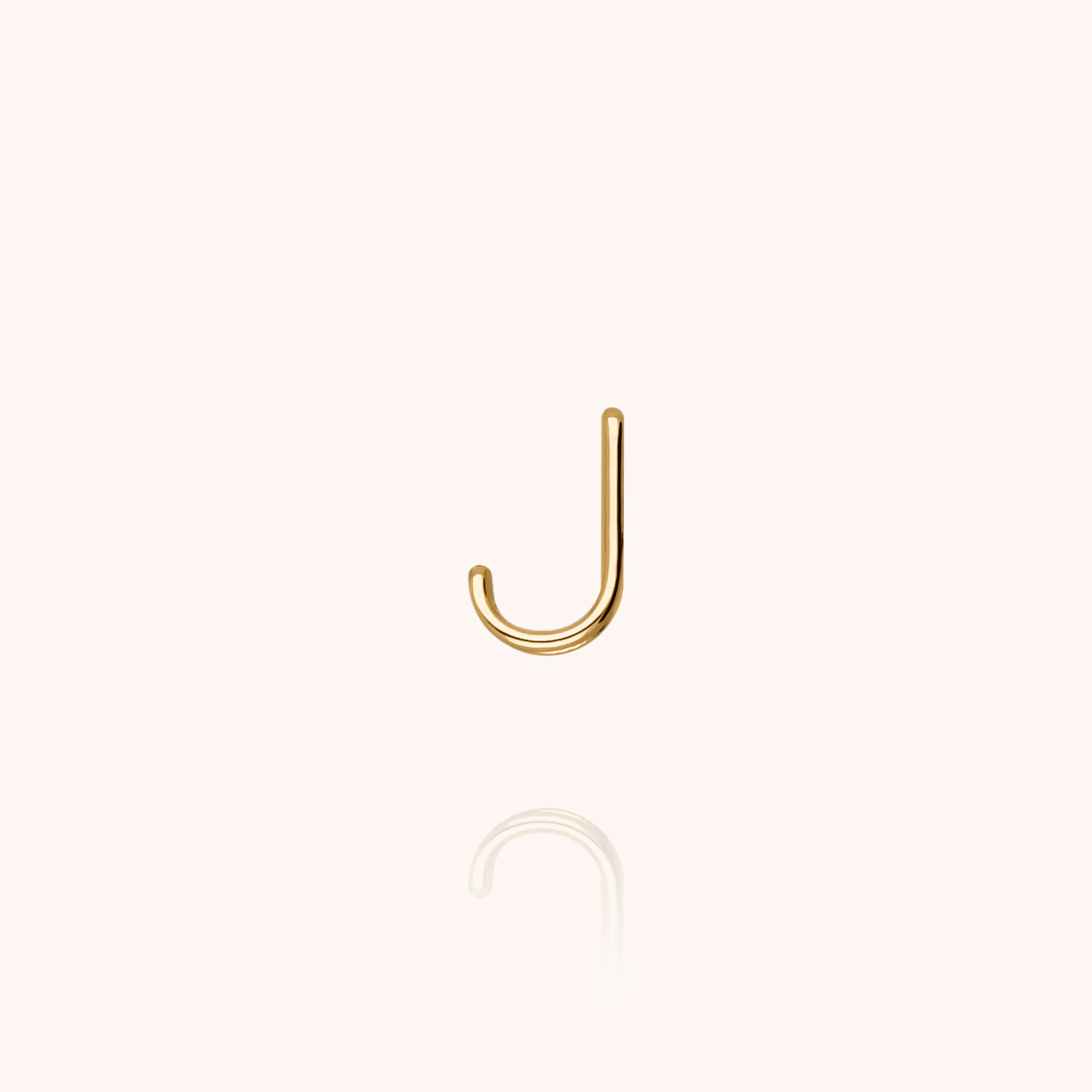 Puce d'Oreille Capitale Initiale porté à l'oreille — qualité artisanale garantie