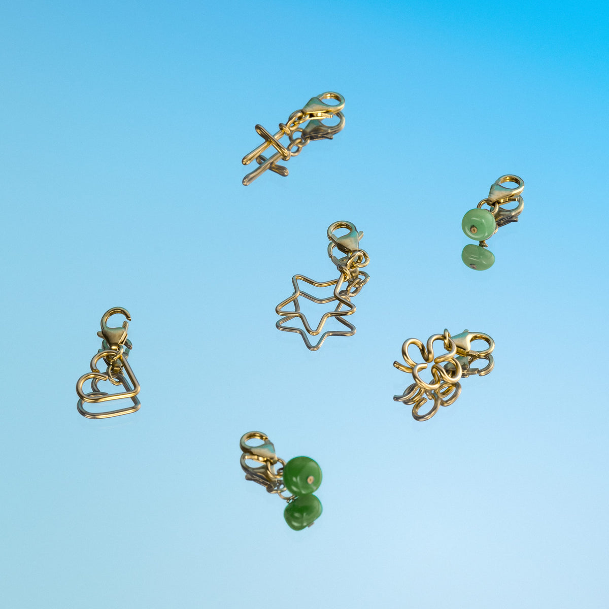 Detail des Charms Kreuz Symbolic aus Gelbgold für Kinder, 1 cm