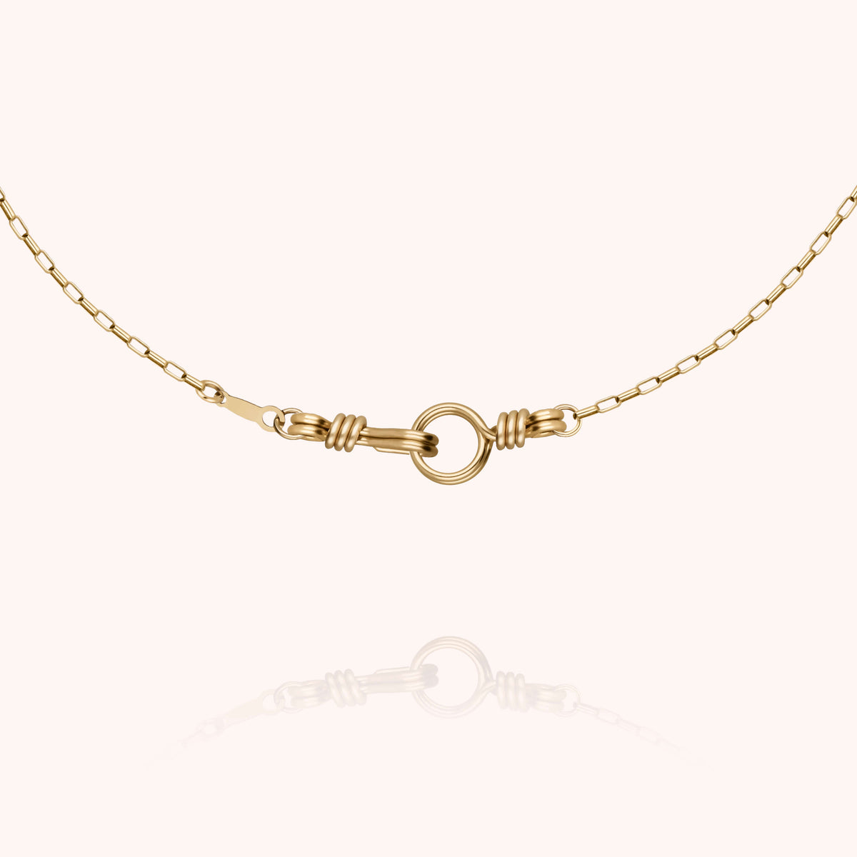 Collana Catena Rettangolo Attache moi in filo d'oro giallo laminato 14k, portata al collo
