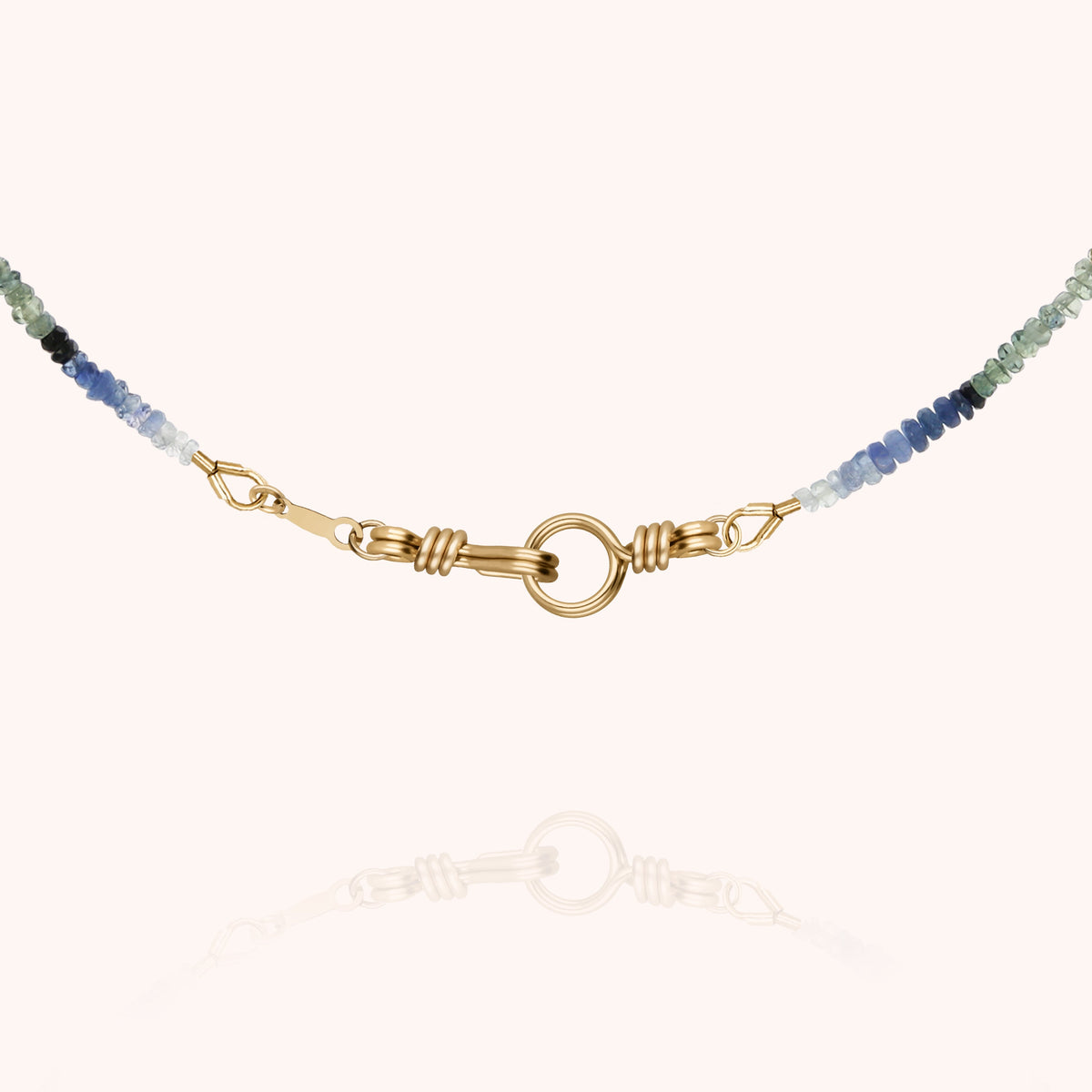 Collana Girocollo Rivière Attache moi con zaffiro arcobaleno, portata al collo