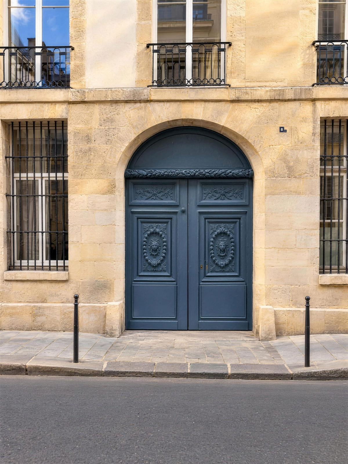 Die blaue Toreinfahrt der 8 bis rue de Braque im Marais in Paris: der Eingang des Ateliers-Boutique Atelier Paulin