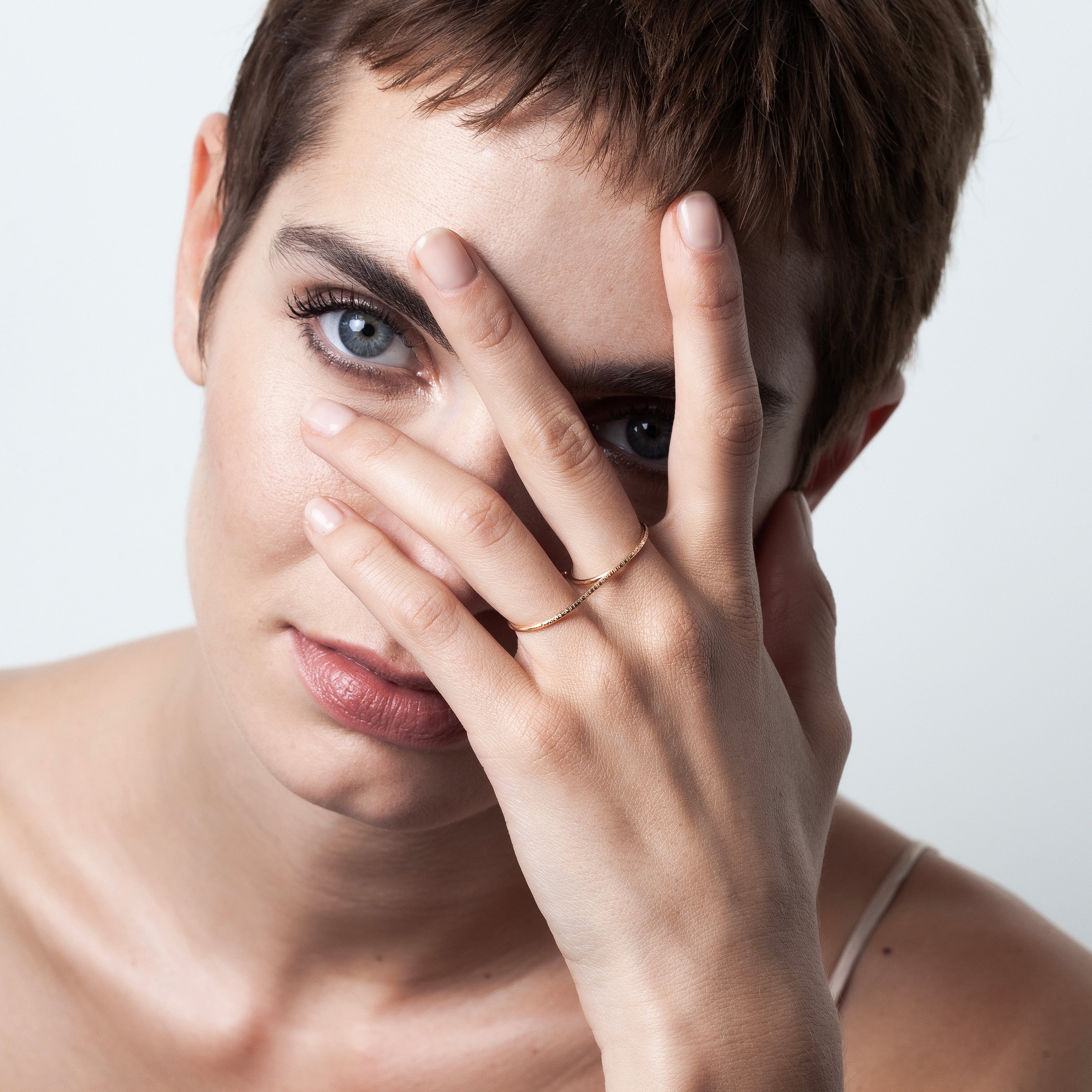 Détail façonnage prénom personnalisé bague or façonnage main sans soudure