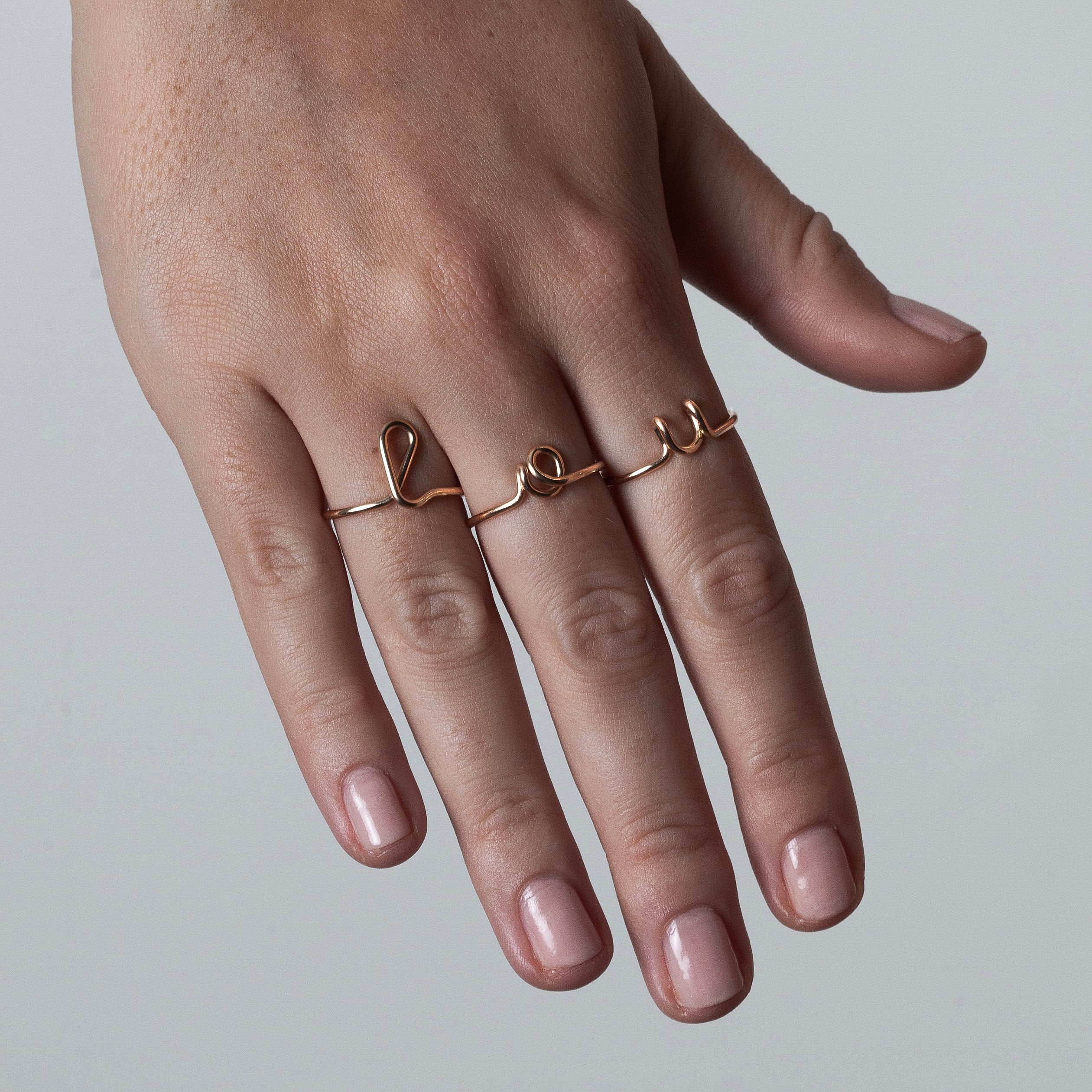 Bague lettre personnalisée gold filled 14k bijou affirmé fait main Paris