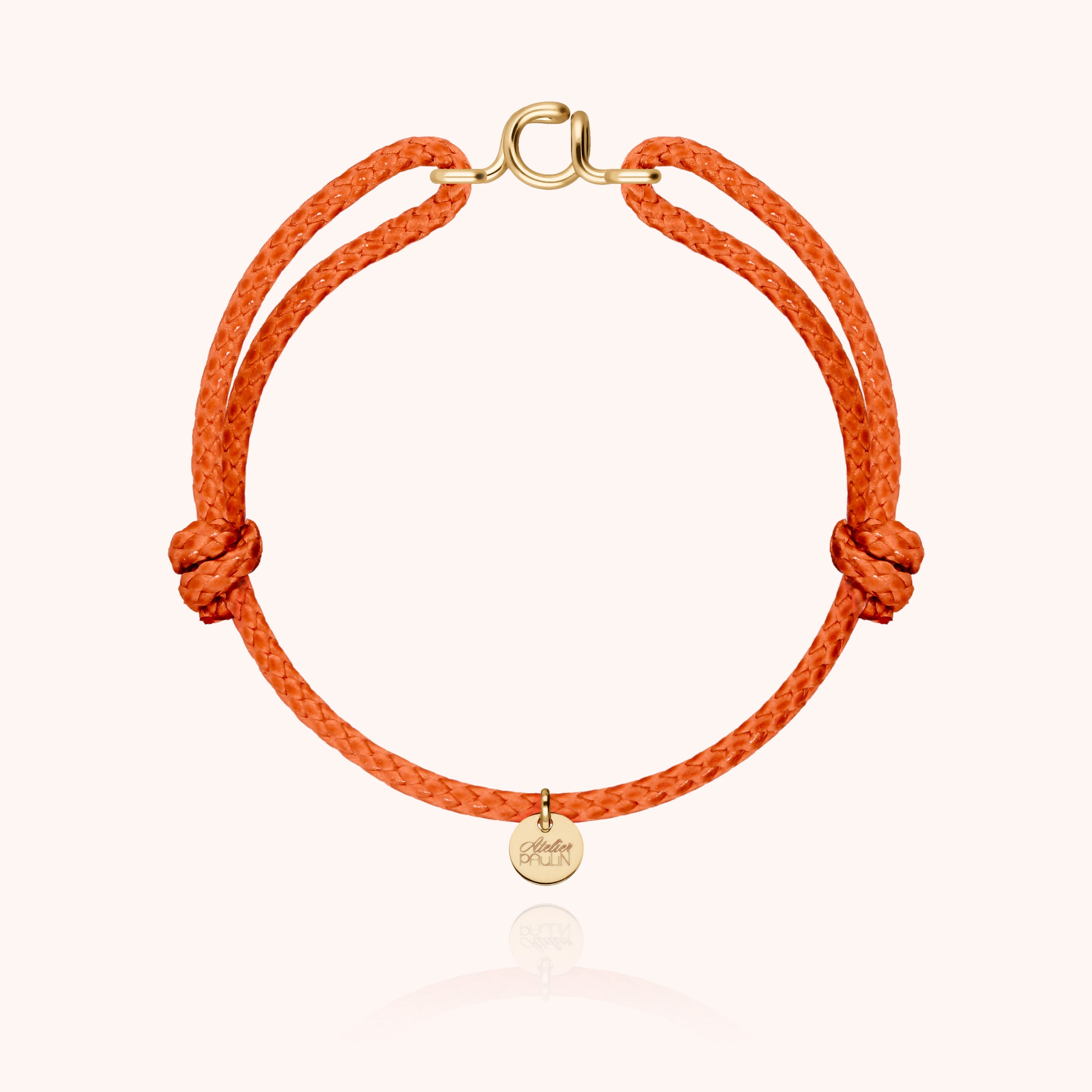 Bracelet cordon personnalisé porté au poignet masculin, initiale visible