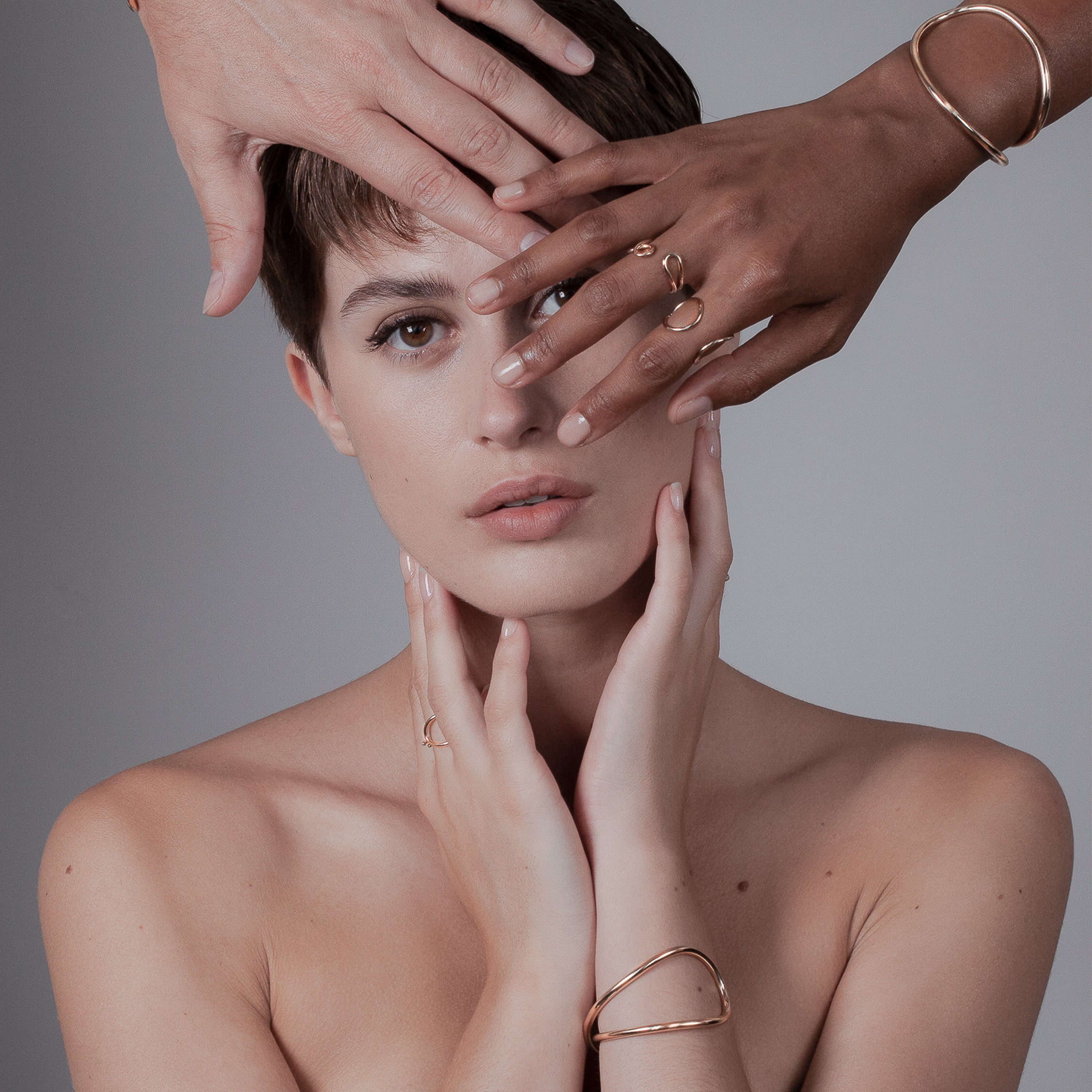 Collection Outline Atelier Paulin - Cuff bracelets and rings that form secret letters