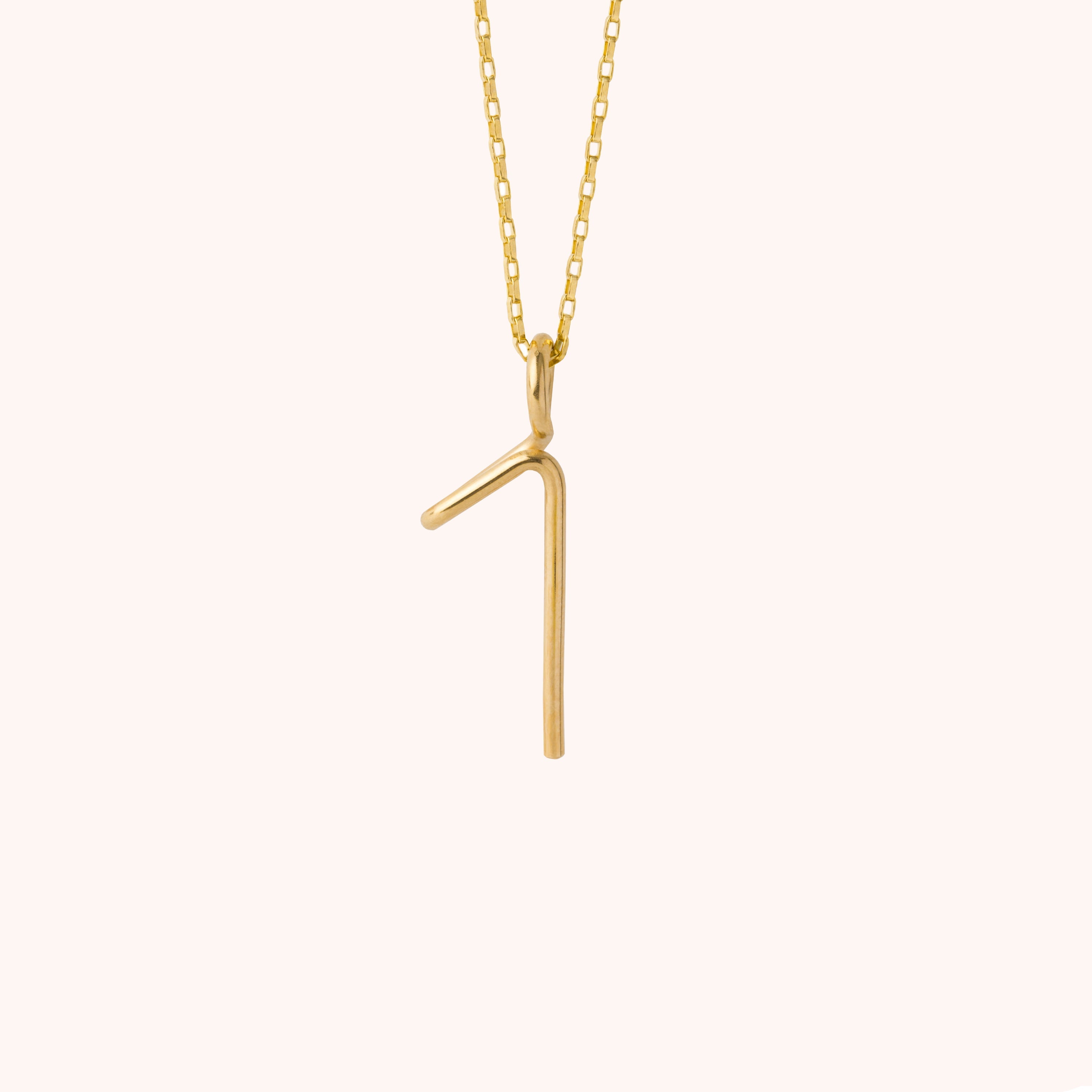 Détail du pendentif numéro façonné en fil d'or jaune laminé
