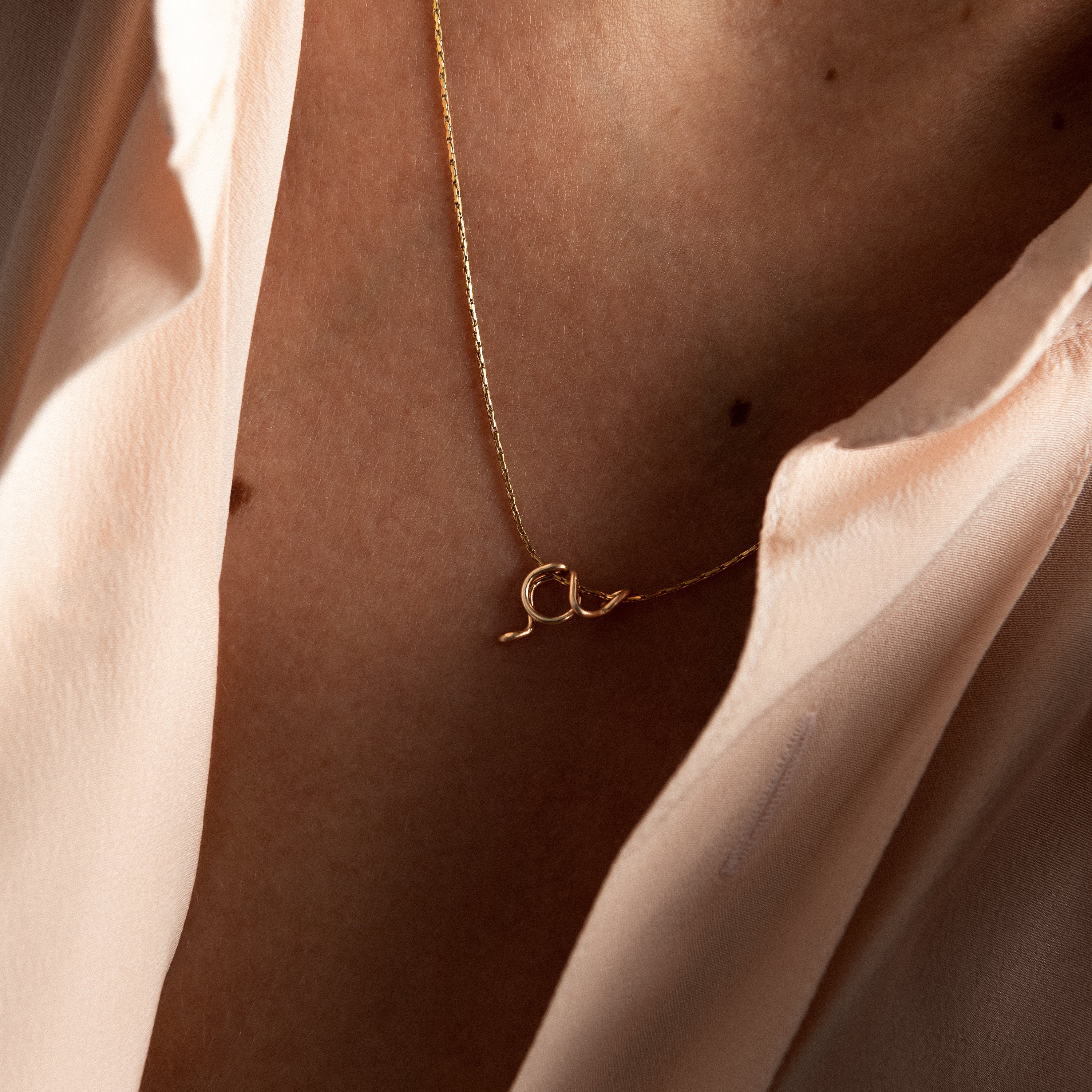 Collier Original Initiale or jaune laminé façonné à la main Paris Atelier Paulin alphabet bijou