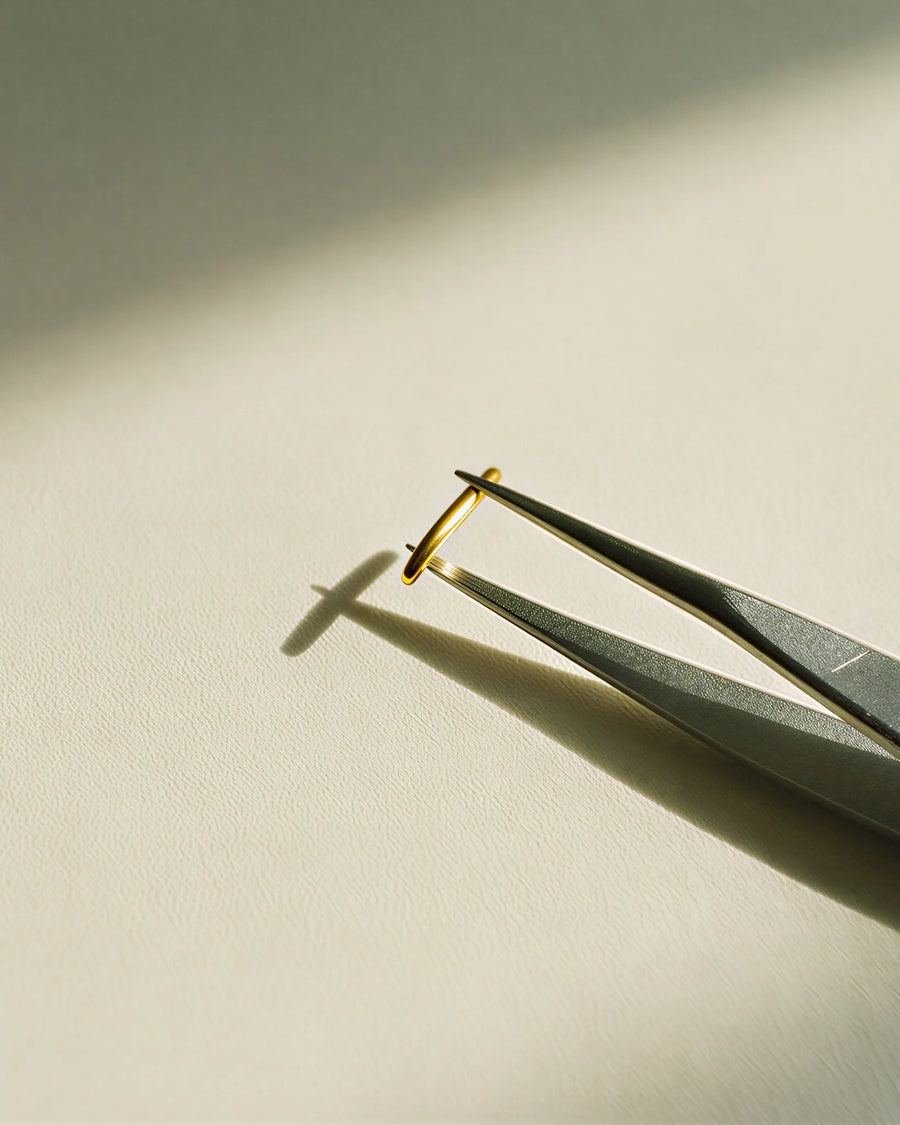 Outil d'établi et fil précieux façonné main, collection Bijoux Personnalisés