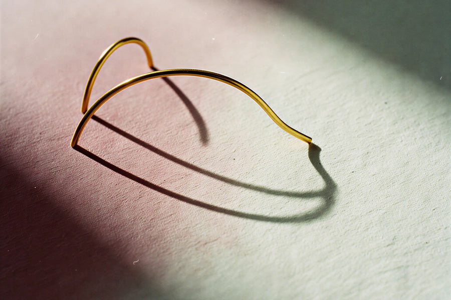 Fil d'or et son ombre portée, l'art du fil précieux, collection Boucles d'oreilles personnalisées