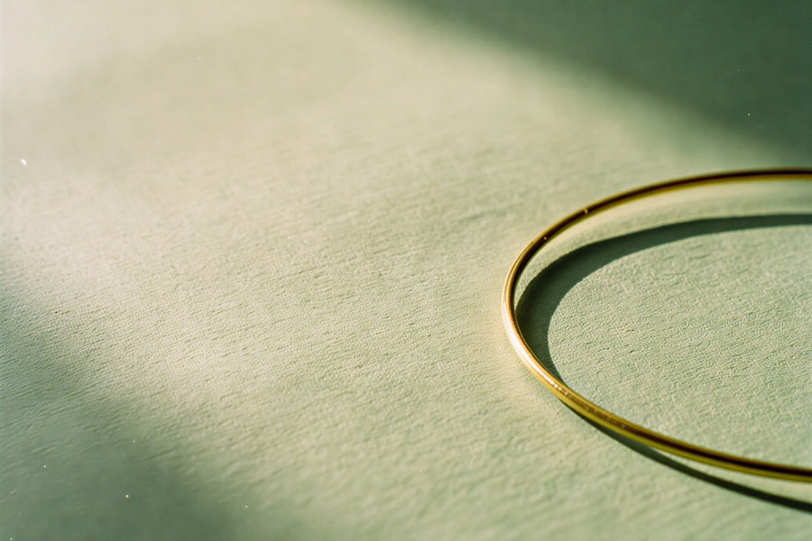 Fil d'or et son ombre portée, l'art du fil précieux, collection Bracelets Personnalisés en Or et Argent
