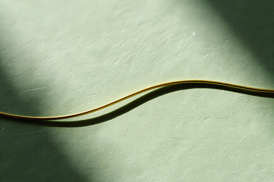 Fil d'or et son ombre portée, l'art du fil précieux, collection Colliers