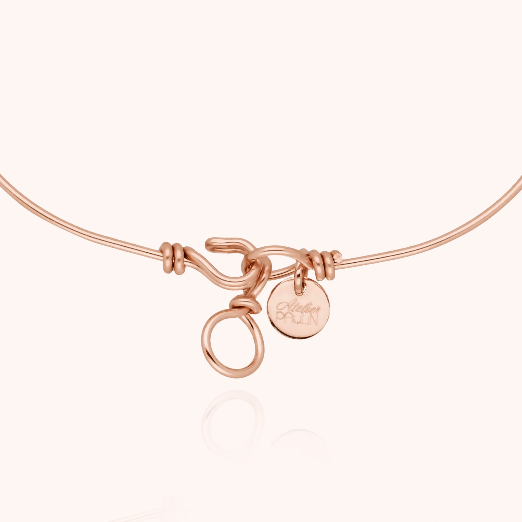 Bracelet personnalisé or rose porté au poignet féminin
