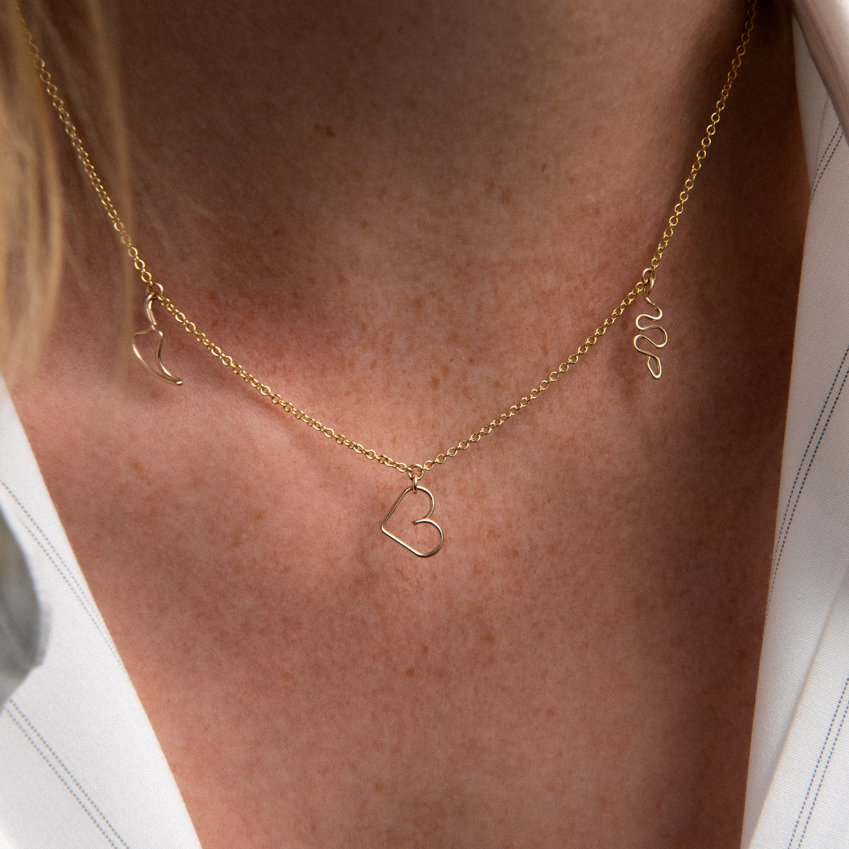 Collana Charms Dare to Love Me, portata al polso