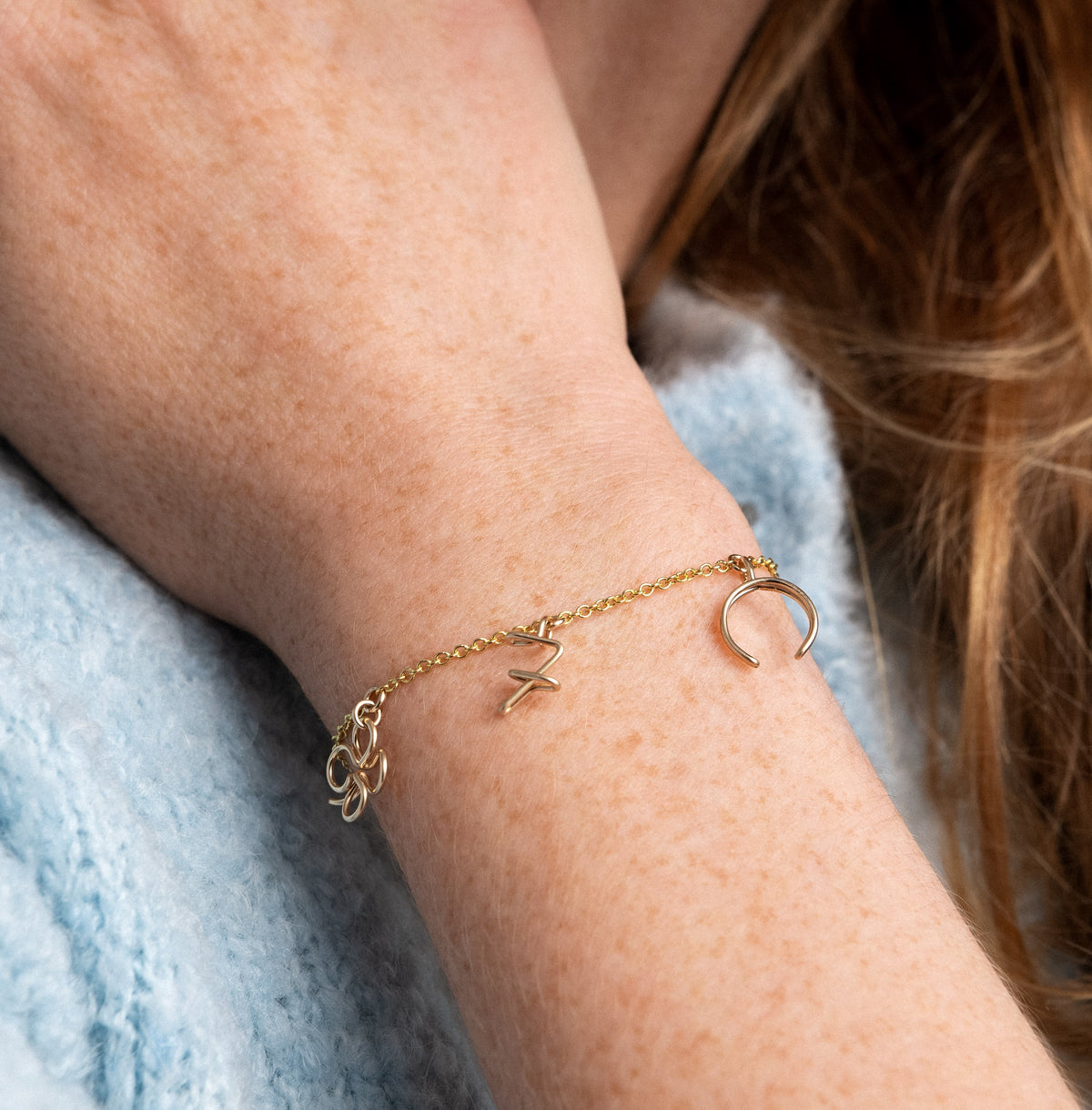 Bracciale Charms Wish Me Luck, portato al polso