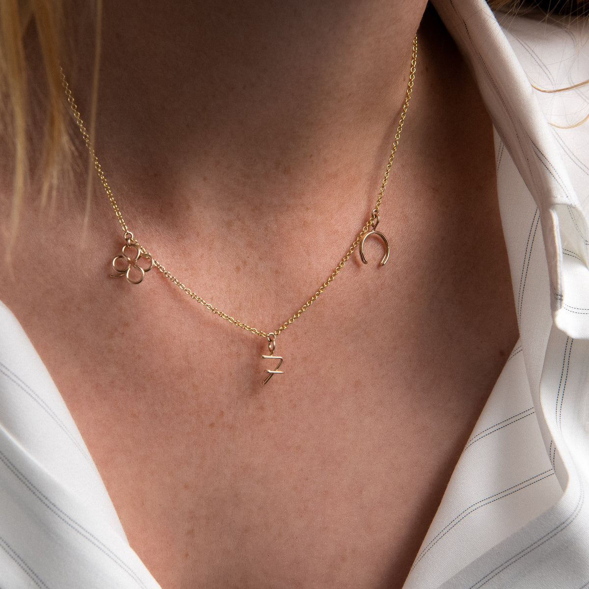 Collana Charms Wish Me Luck, portata al polso