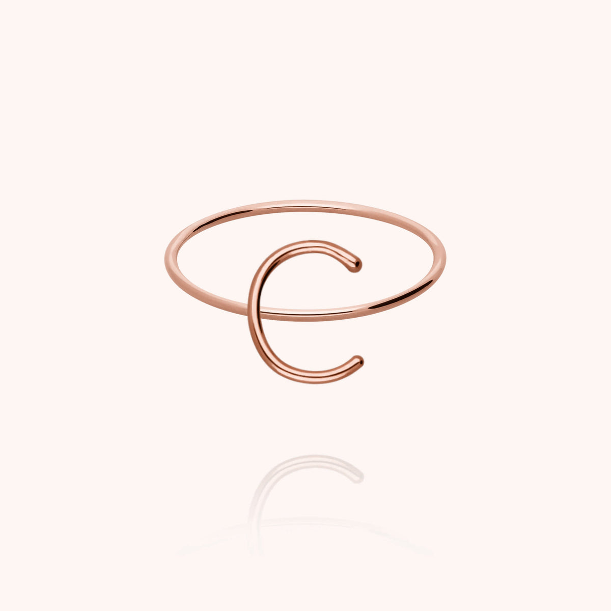 Ring Capitale Initiale — Detail Handformung, 18K Roségold