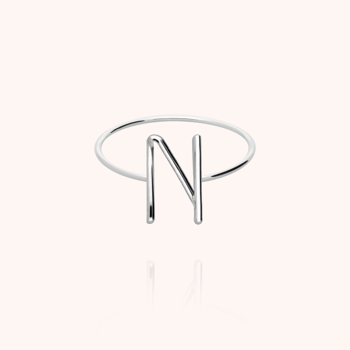 Anello Maiuscola Iniziale, portato al dito