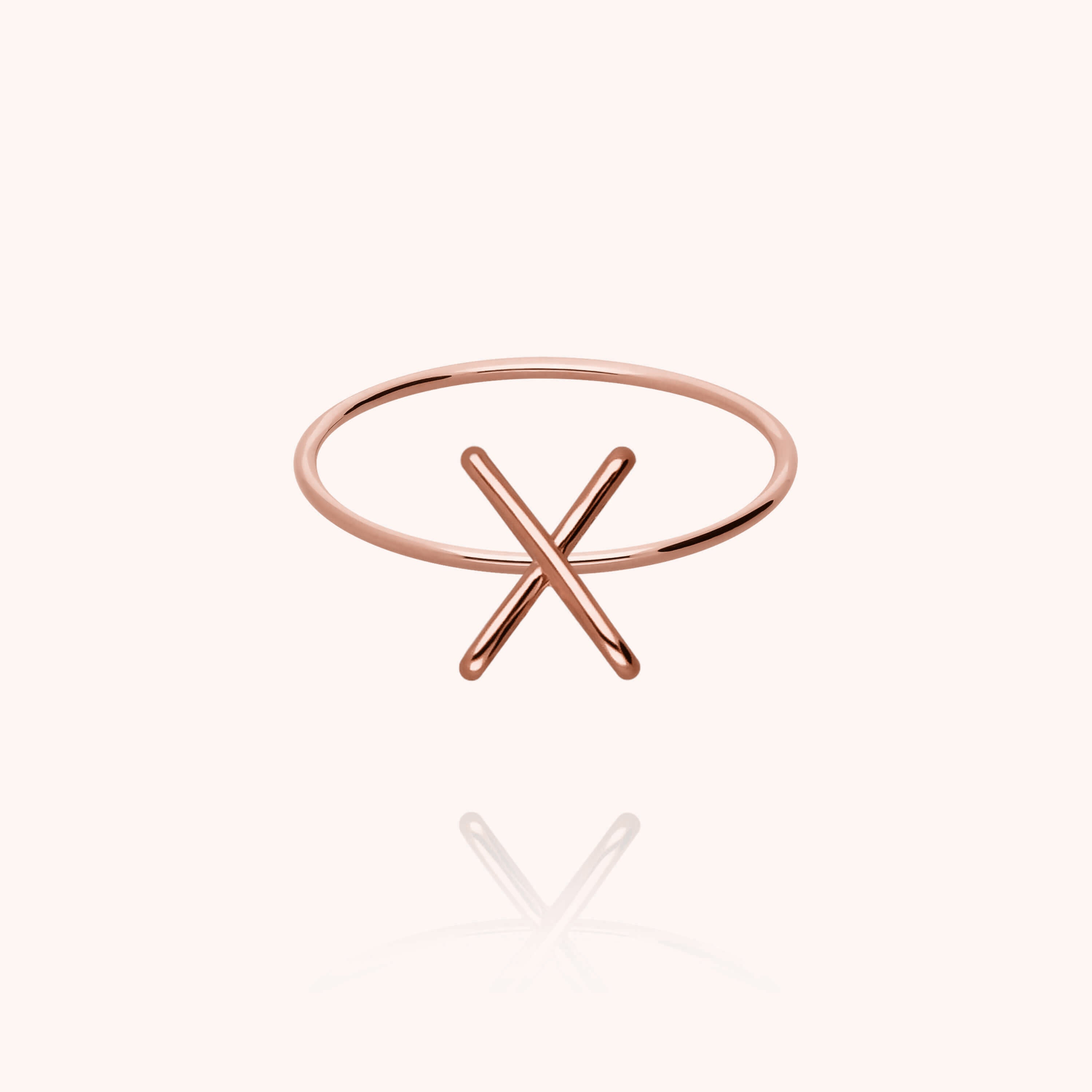 Bague Capitale Initiale porté au doigt — qualité artisanale garantie