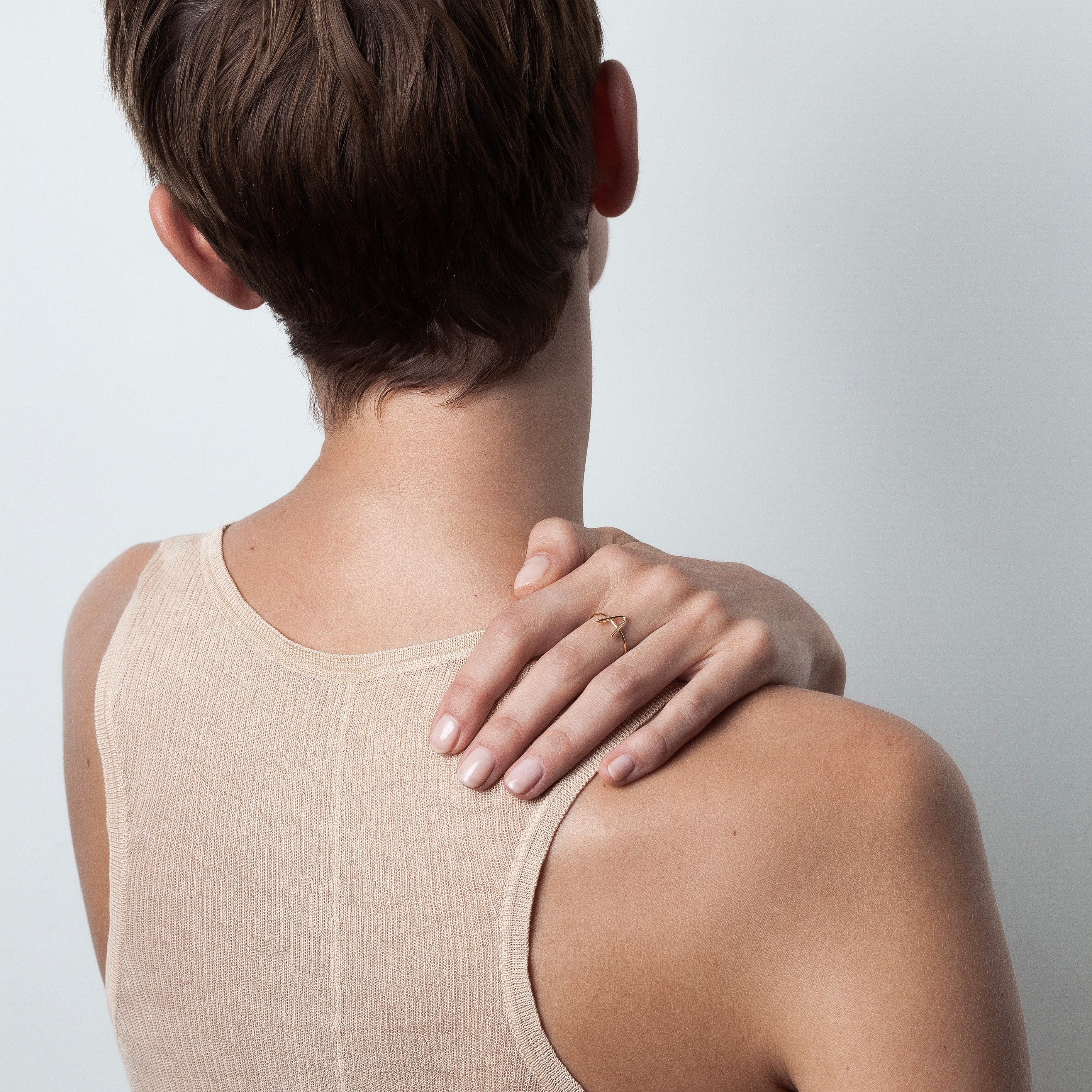 Bague Capitale Initiale porté au doigt — or jaune 18K expédition rapide et sécurisée