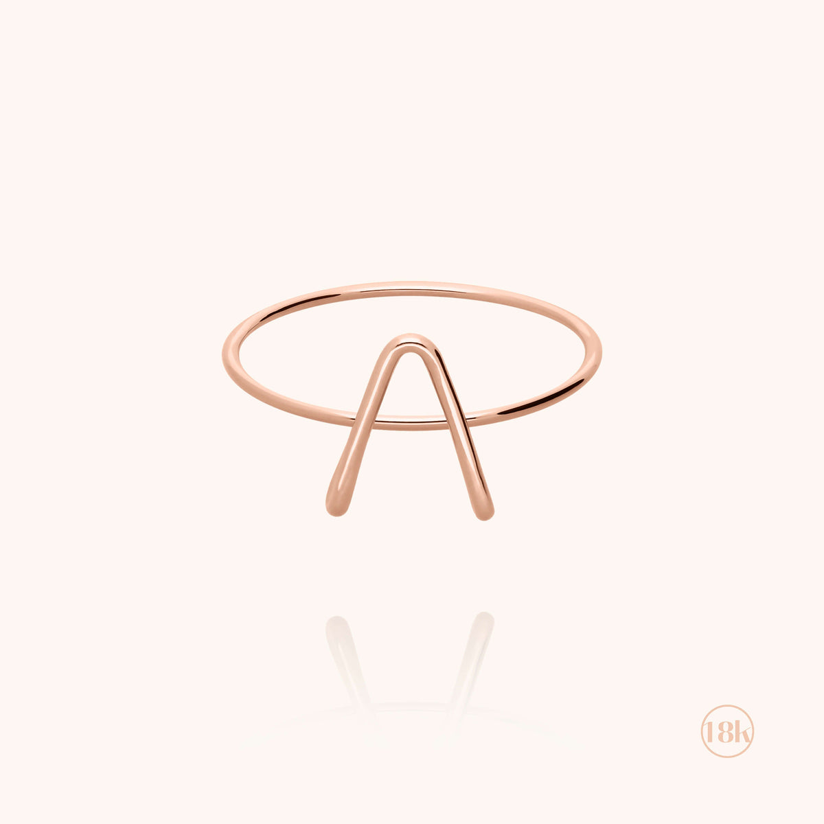 Ring Capitale Initiale am Finger getragen — 18K Roségold sorgfältige Lieferung garantiert