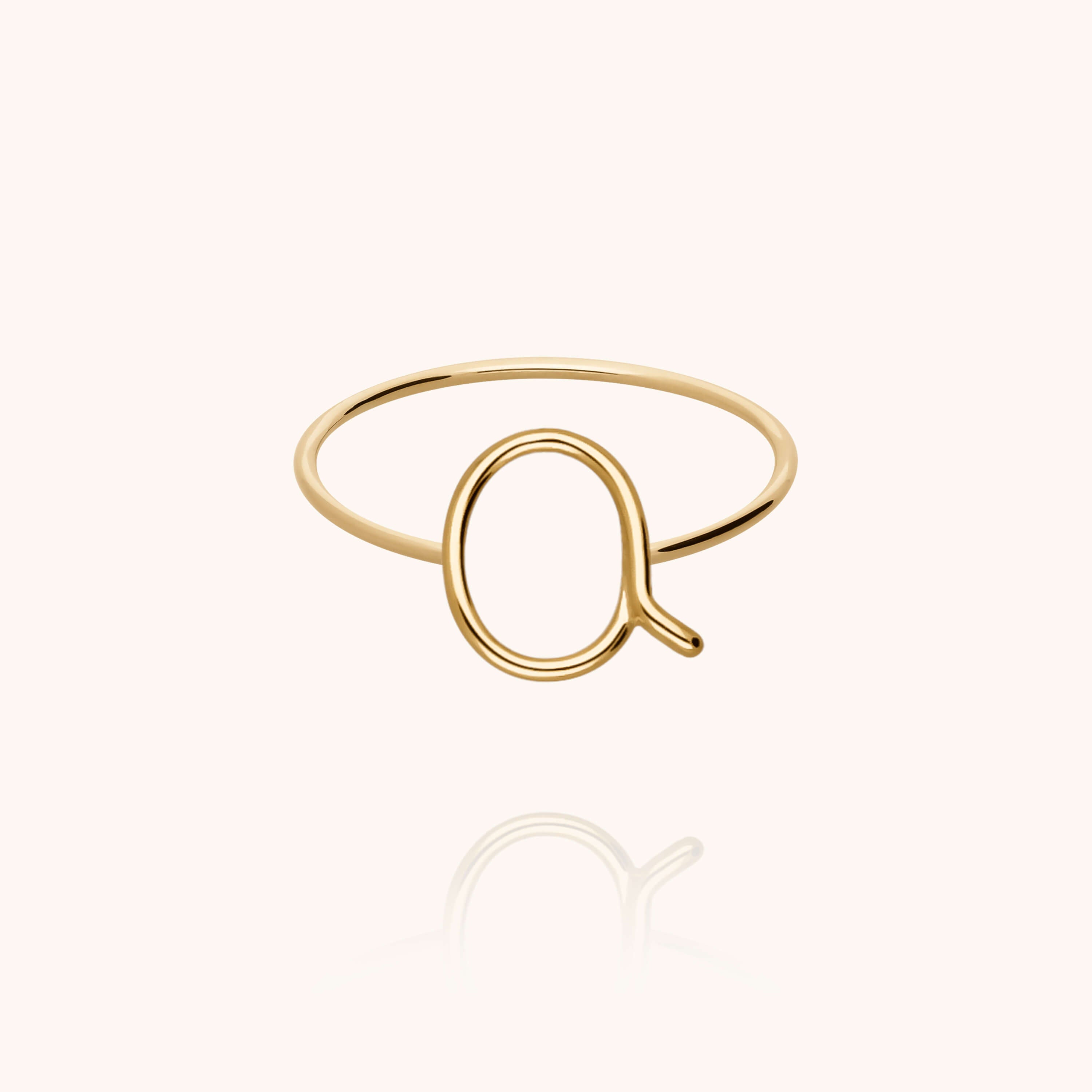 Bague Capitale Initiale porté au doigt — qualité artisanale garantie