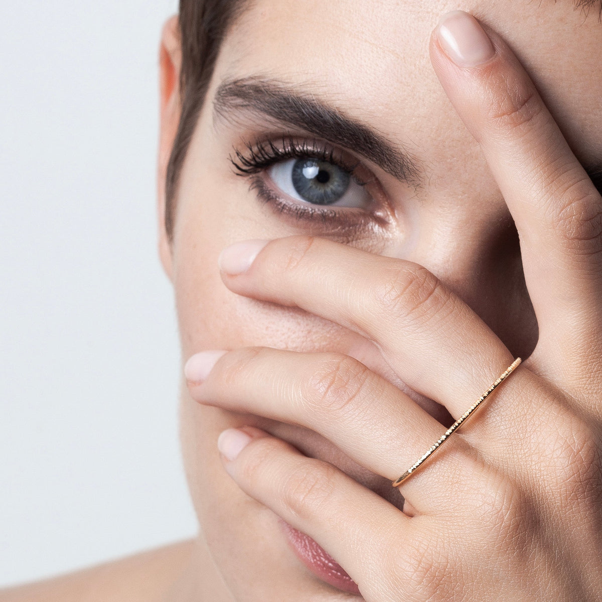 Bague Double Anneaux Artémis porté au doigt — or jaune 18K livraison express sécurisée