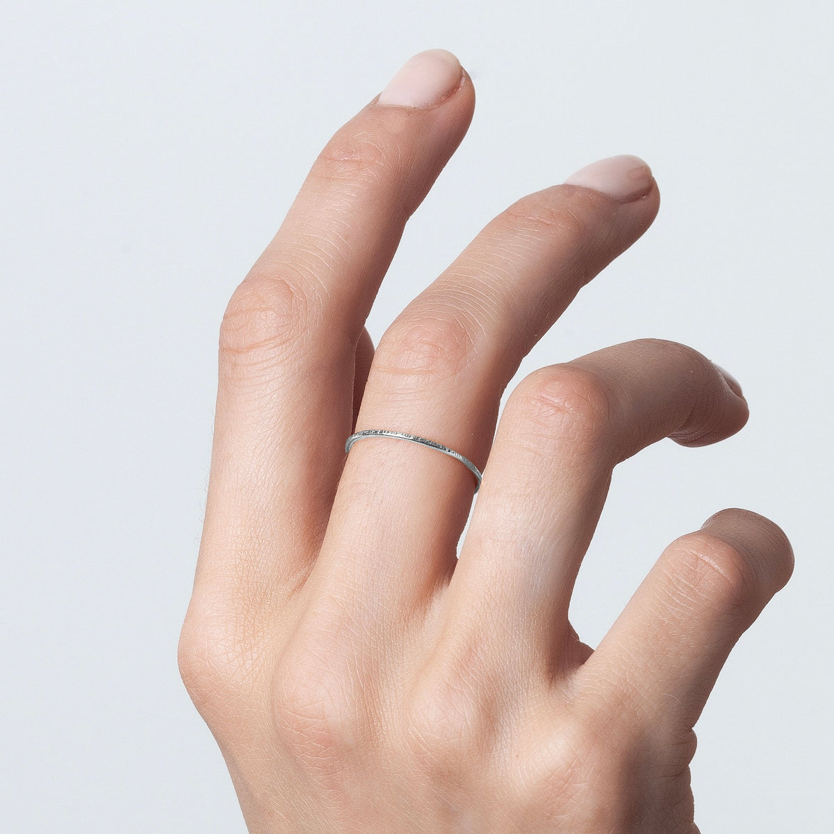 Anello Héra Cesellato n°2 in filo d'oro bianco 18kt, portato al dito