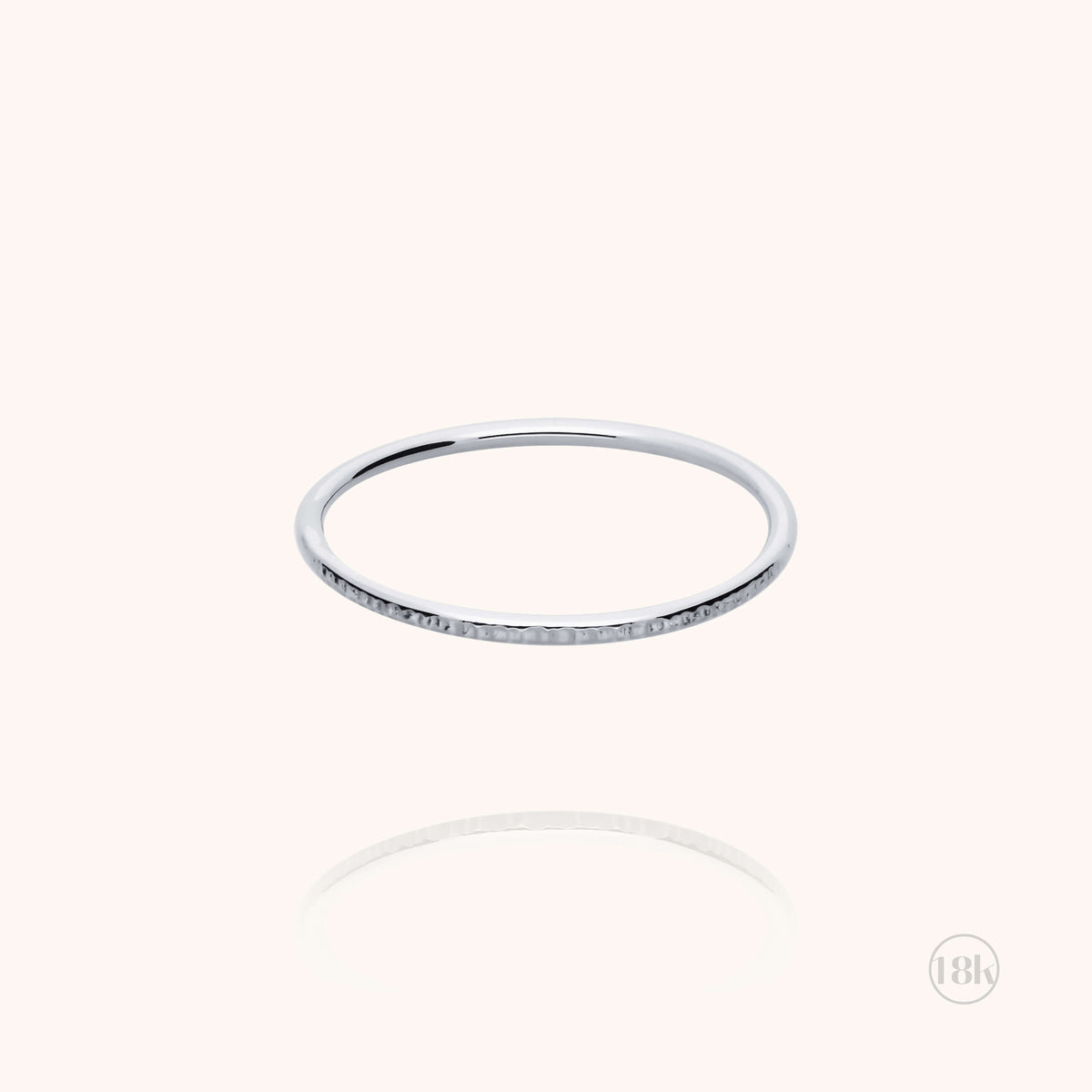 Ring Héra Ciseliert an männlicher Hand getragen
