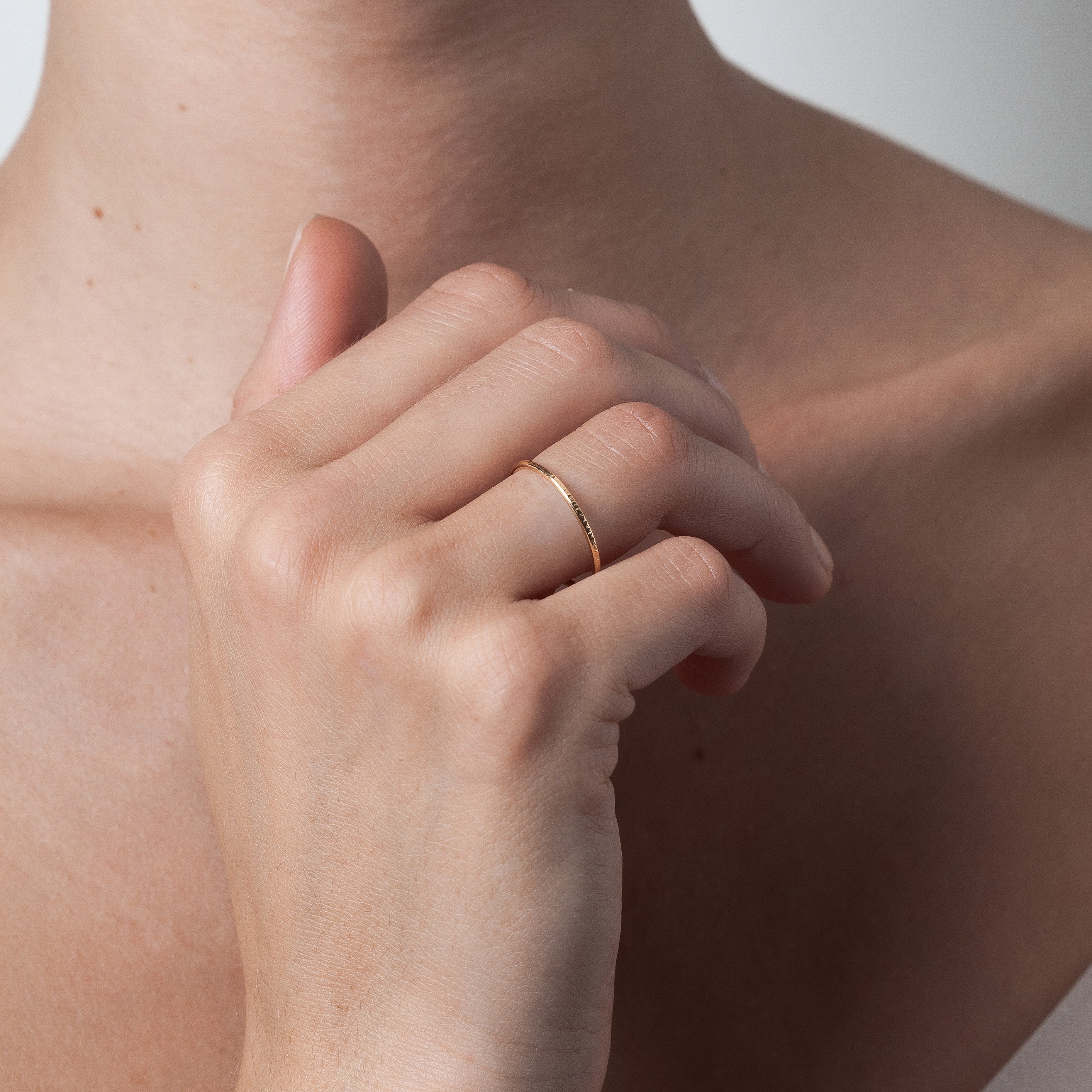 Bague Héra Ciselée n°3 porté au doigt — or jaune 18K livraison soigneuse garantie