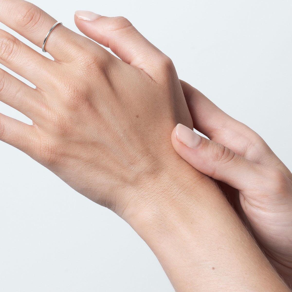Ring Héra Pure n°3 am Finger getragen — 18 Karat Weißgold sorgfältig verpackt und geliefert