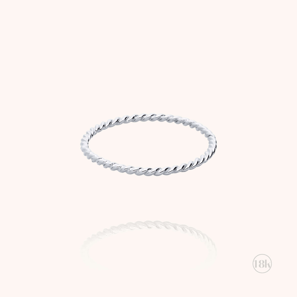 Anello Héra Intrecciato n°2 in filo d'oro bianco 18kt, portato al dito