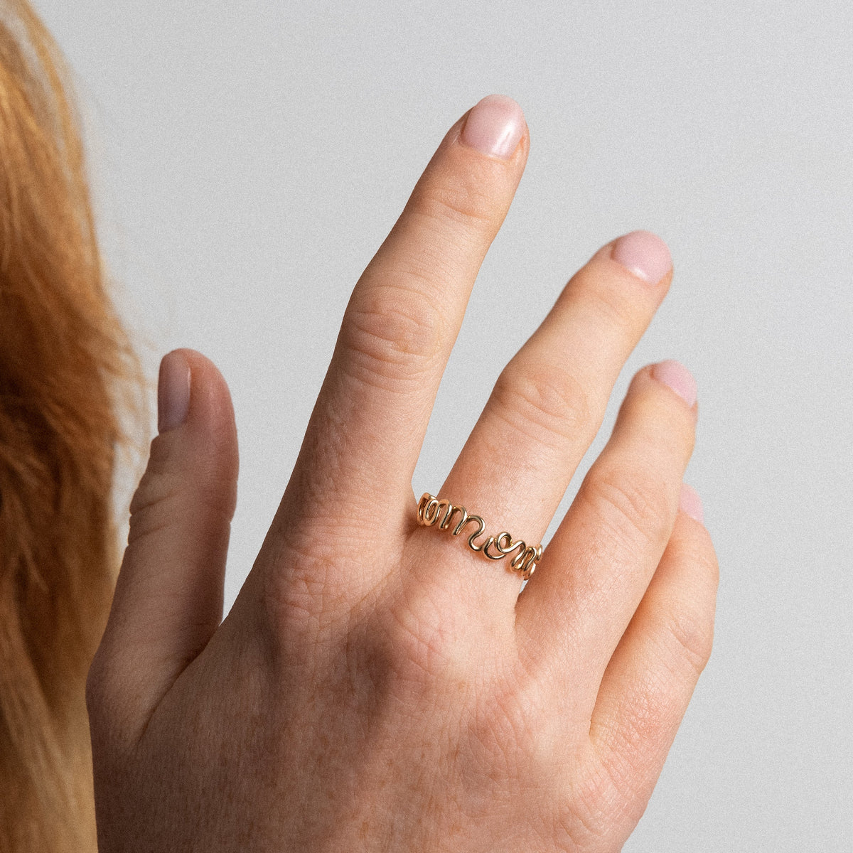 Anello Originale Amore in filo d'oro giallo laminato 14k, portato al dito