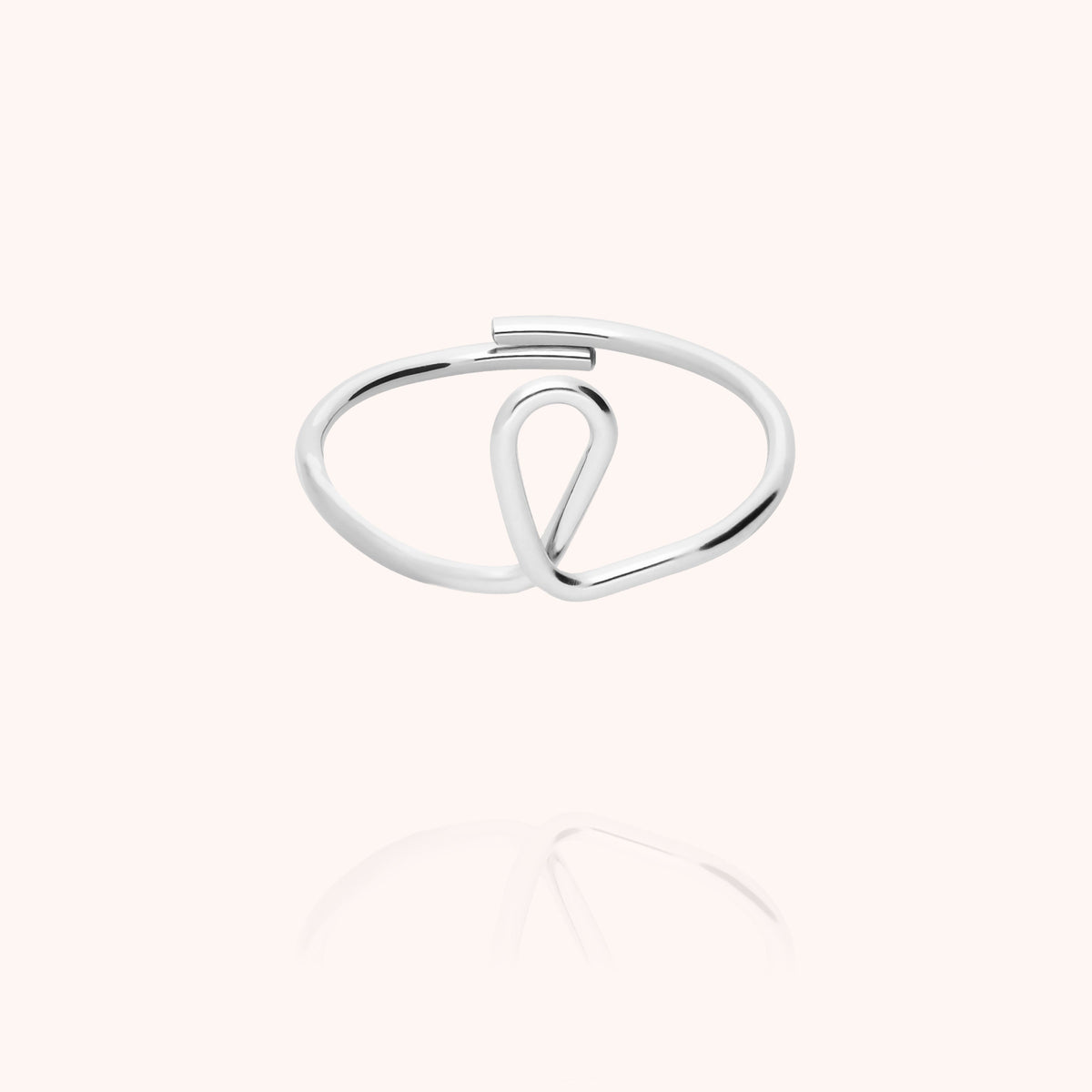 Anello Originale Iniziale, portato al dito