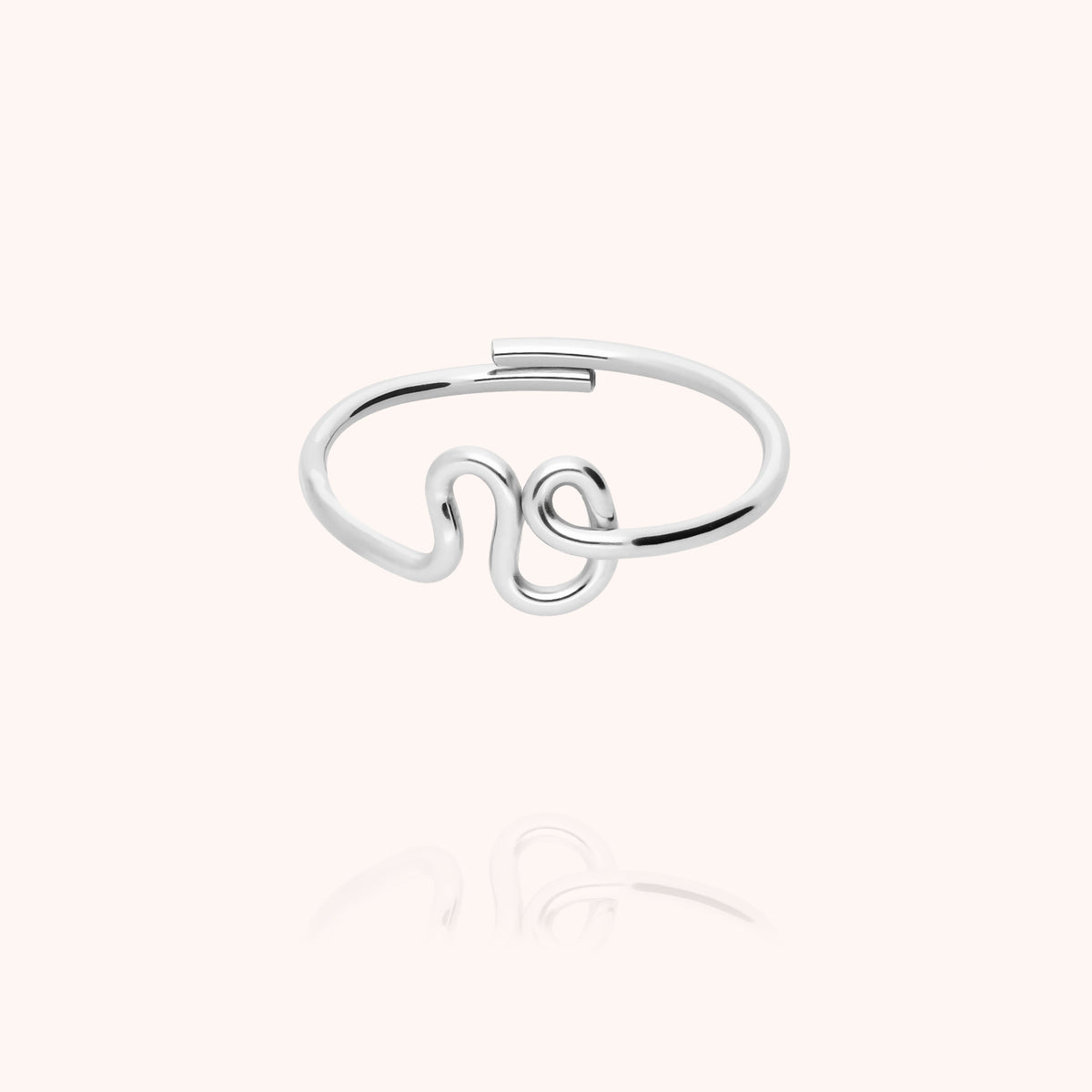 Anello Originale Iniziale, portato al dito
