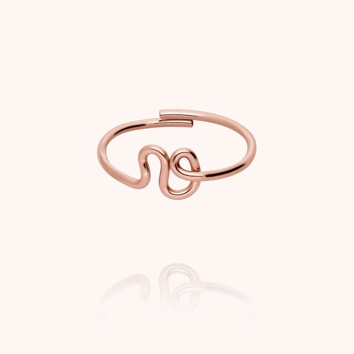 Anello Originale Iniziale, portato al dito