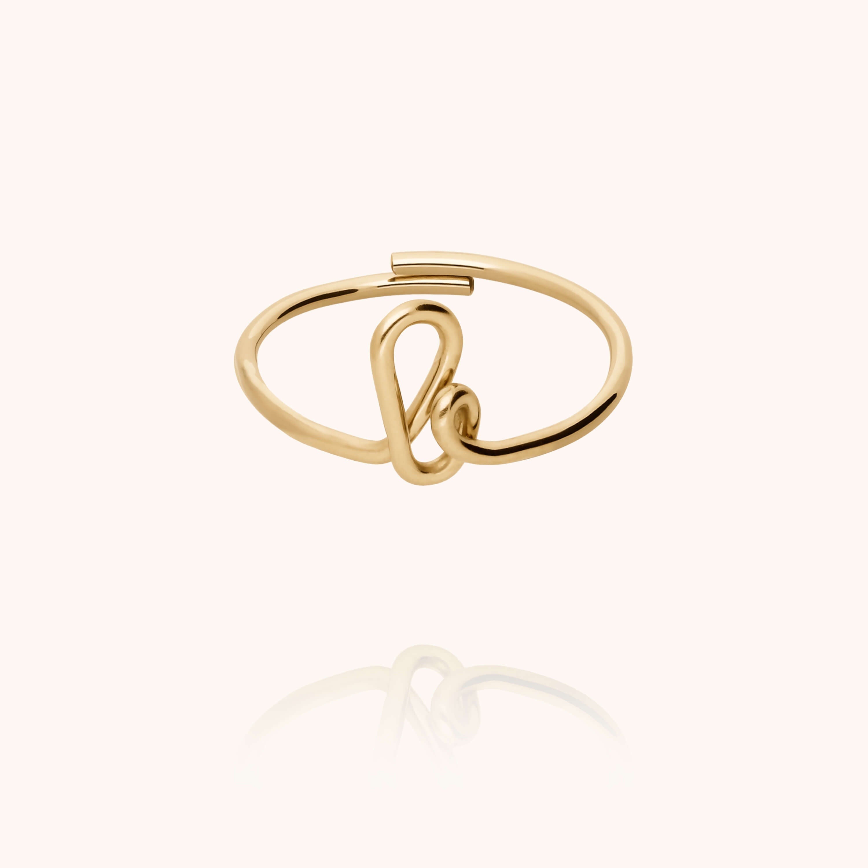 Bague Originale Initiale — gros plan sur le fermoir, or jaune laminé