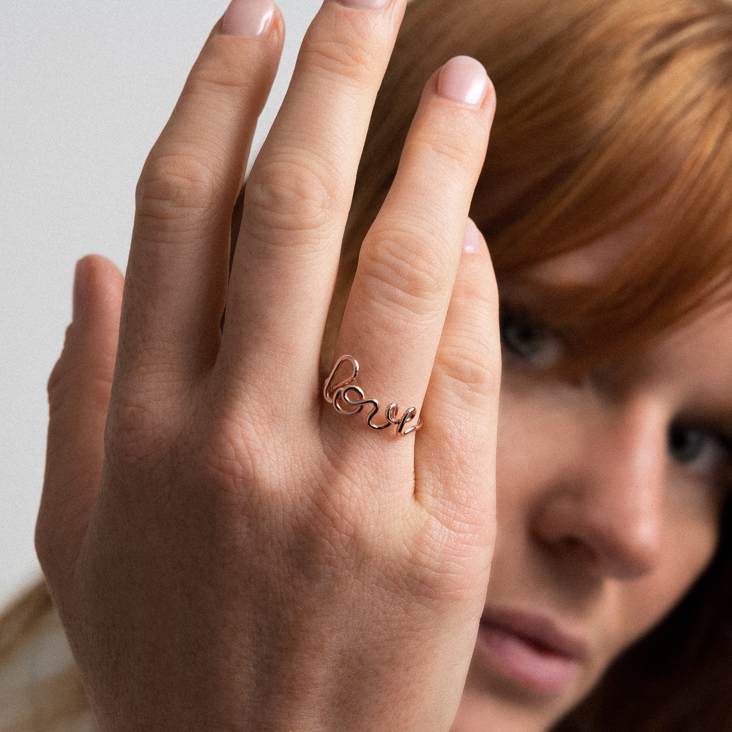 Bague Originale Love — finition artisanale du bijou, or rose laminé