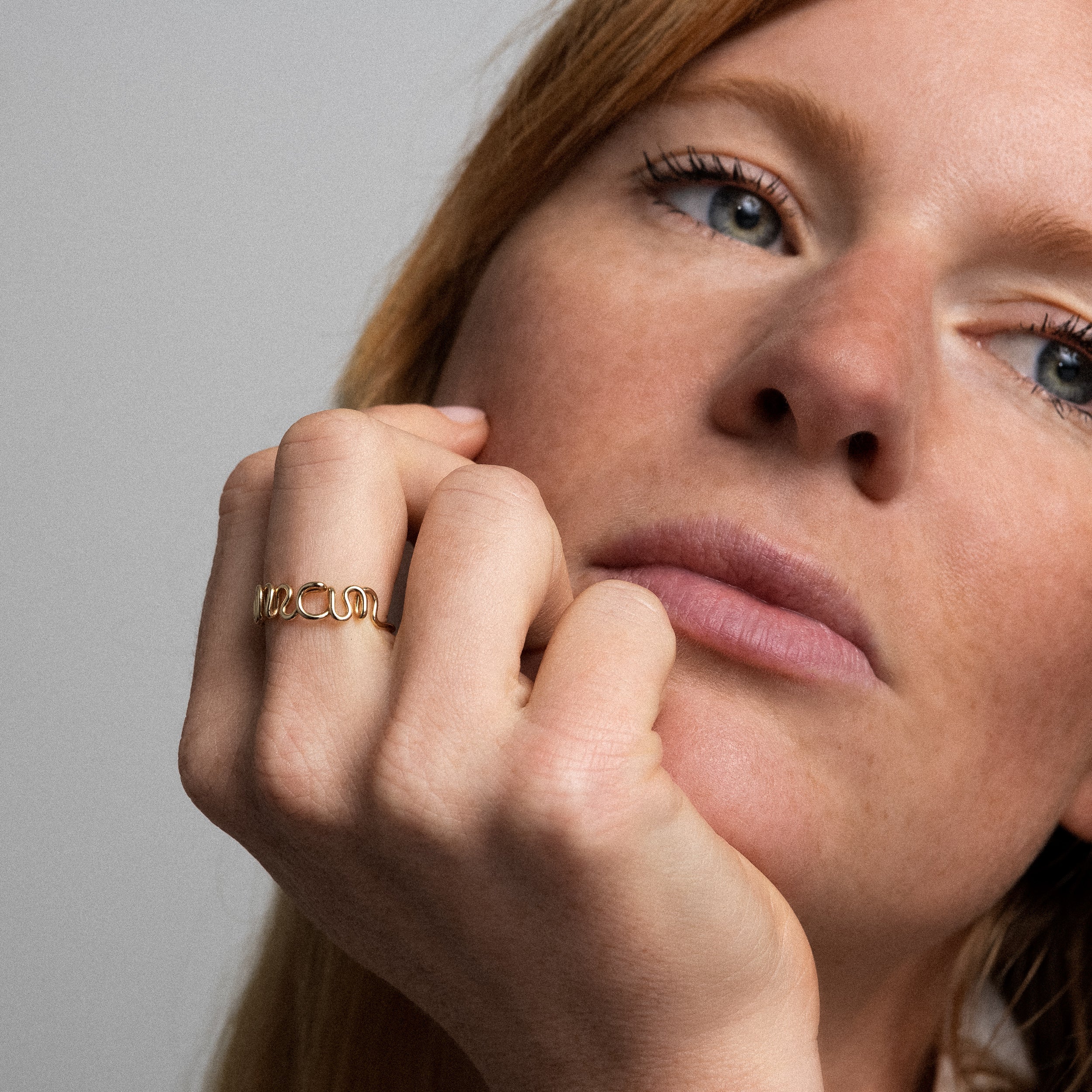 Bague Originale Maman — détail façonnage à la main, or jaune laminé