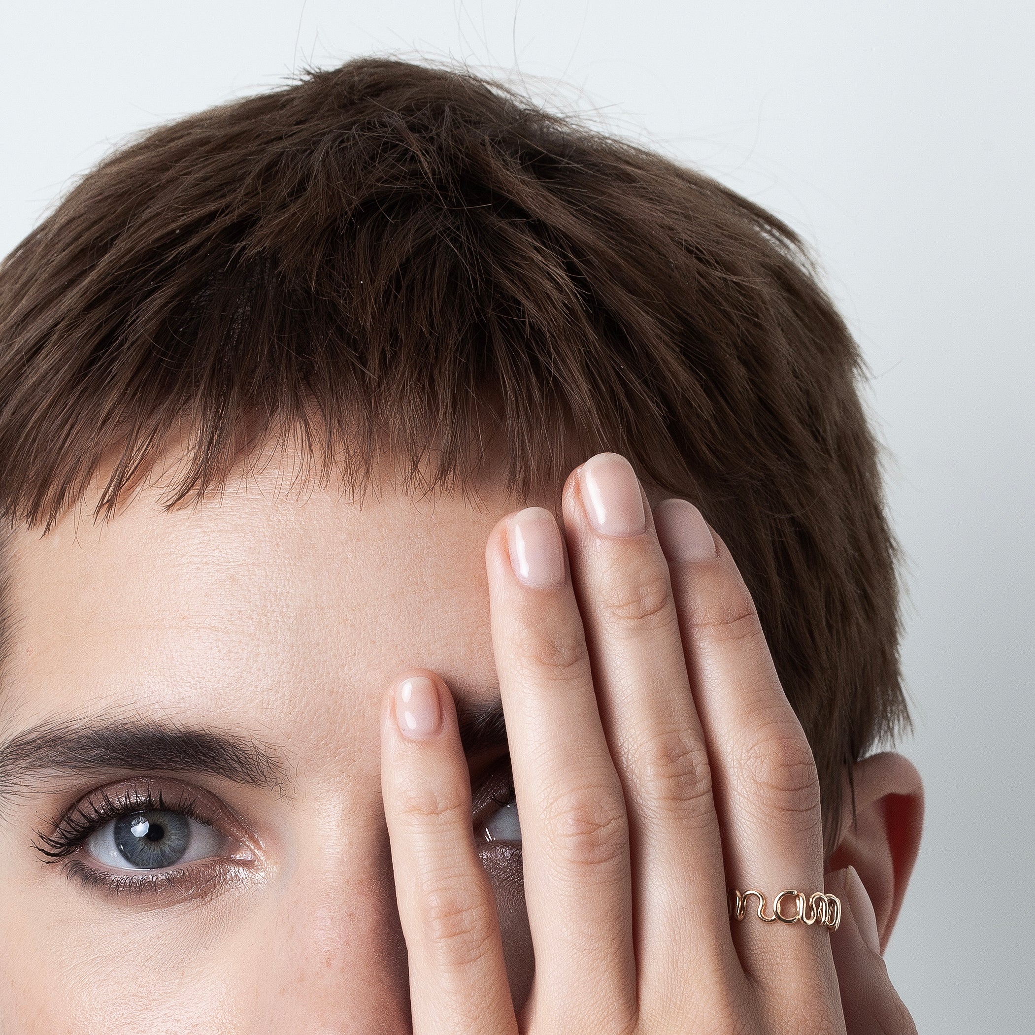 Bague Originale Personnalisée — gros plan sur le fermoir, or jaune 18K